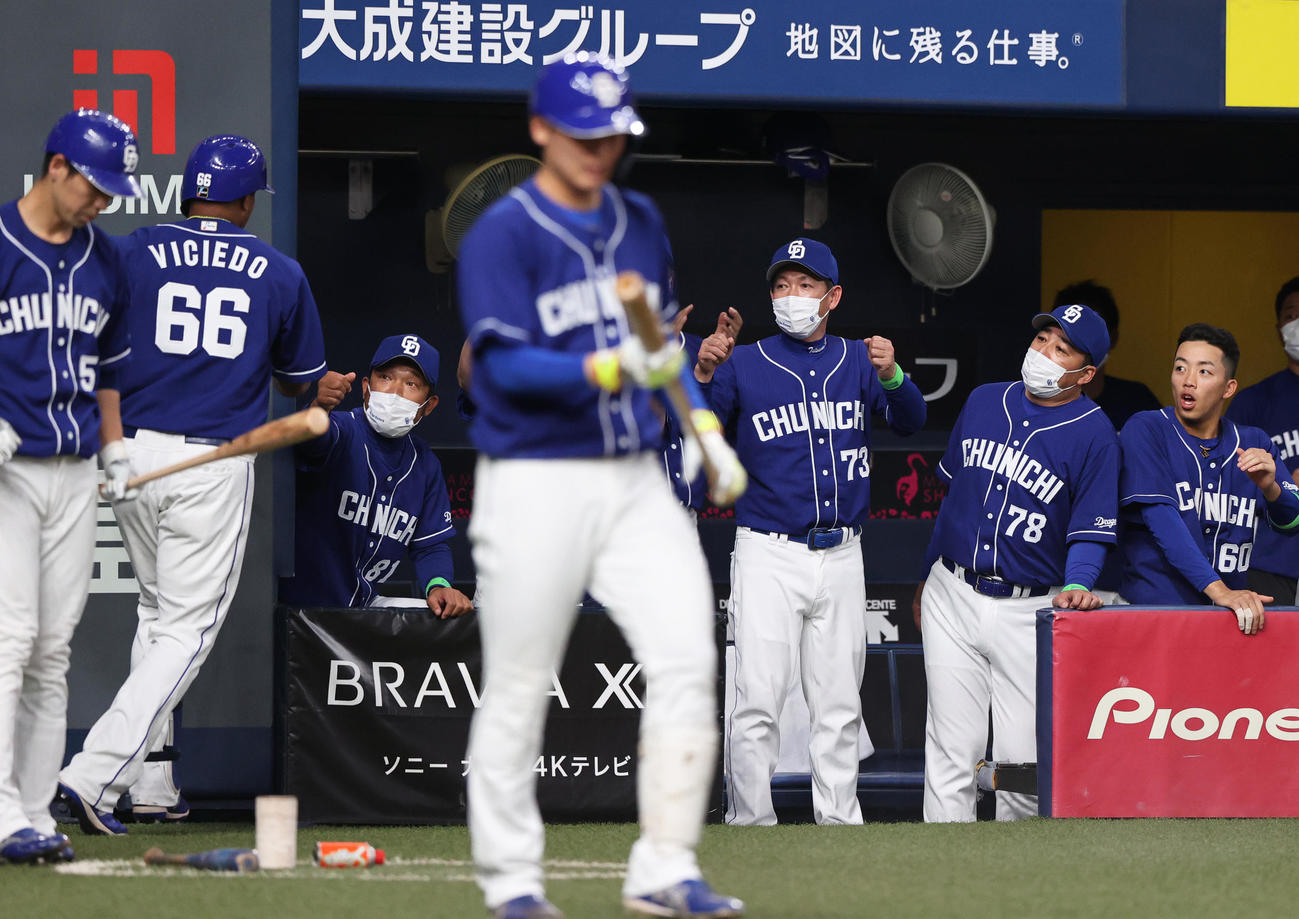 オリックス対中日　4回表中日1死一塁、立浪監督（右から3人目）は先制の左越え2点本塁打を放ったビシエド（左から2人目）を出迎える（撮影・上山淳一）