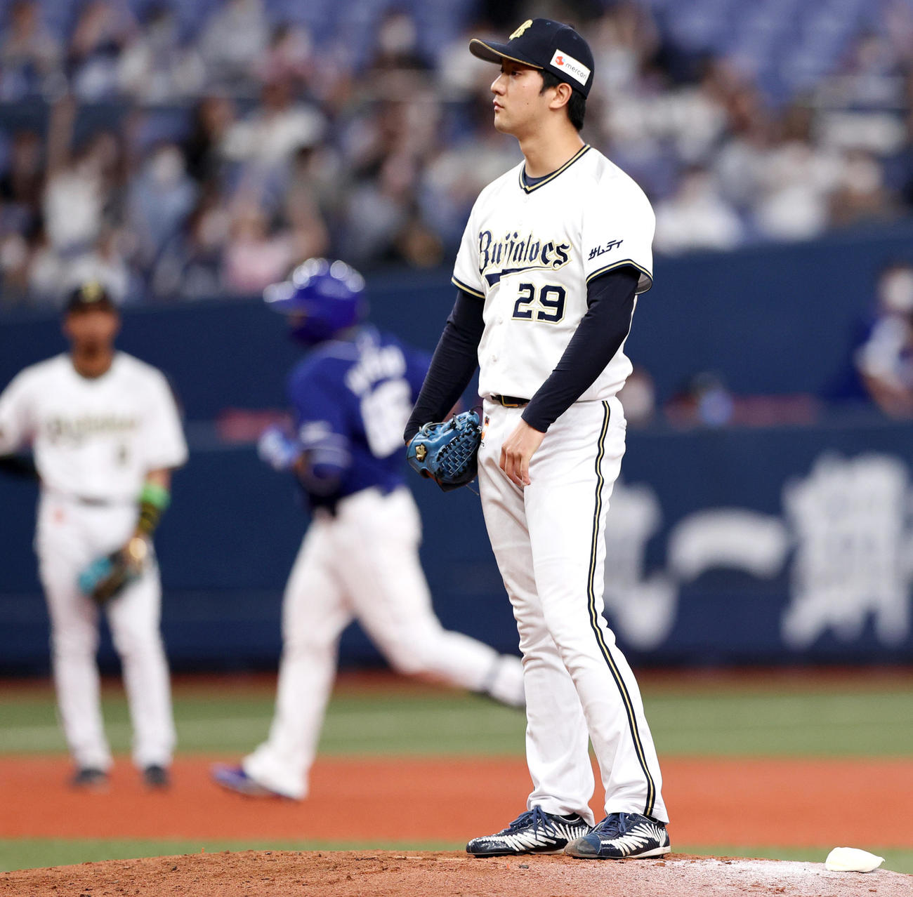 オリックス対中日　4回表中日1死一塁、田嶋（手前）はビシエドに先制の左越え2点本塁打を浴びる（撮影・上山淳一）