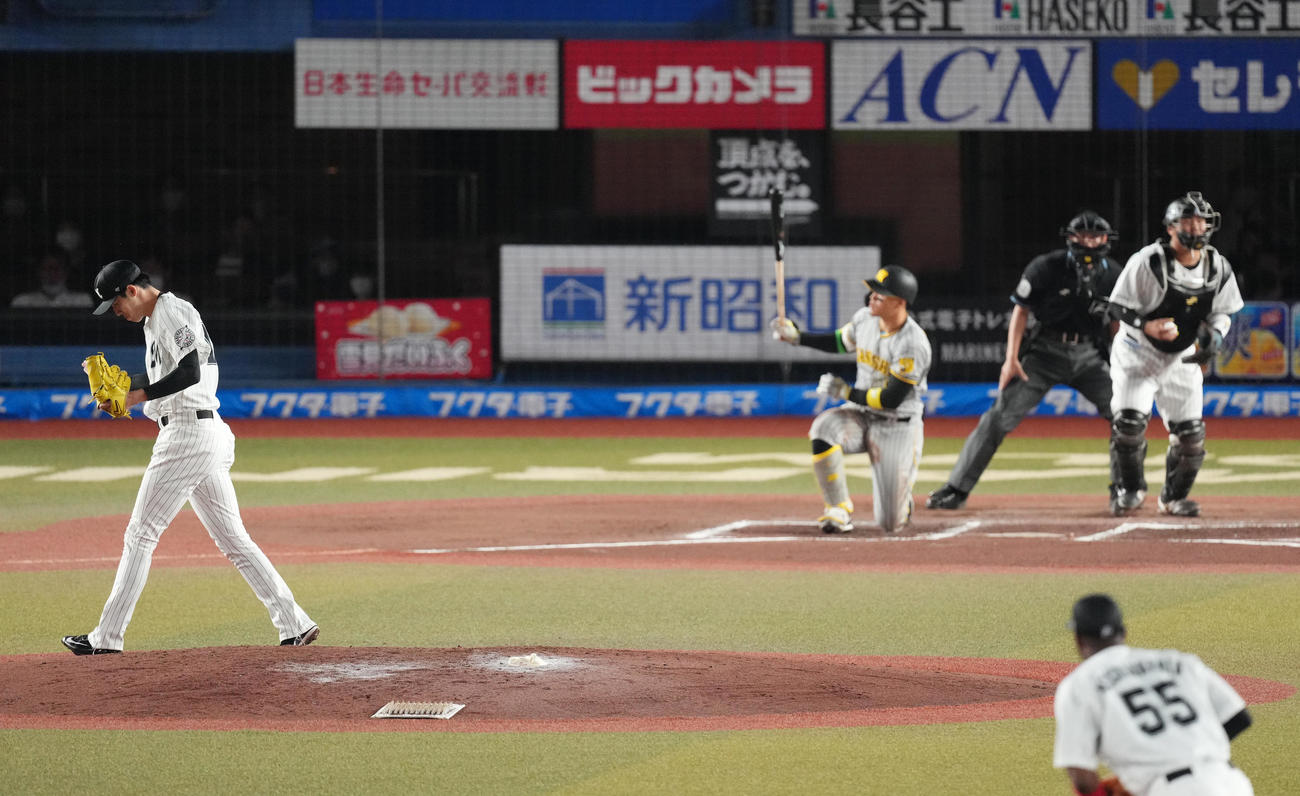 ロッテ対阪神　6回表阪神2死三塁、佐藤輝を空振りの三振に仕留め、グラブをたたく佐々木朗（左端）（撮影・菅敏）