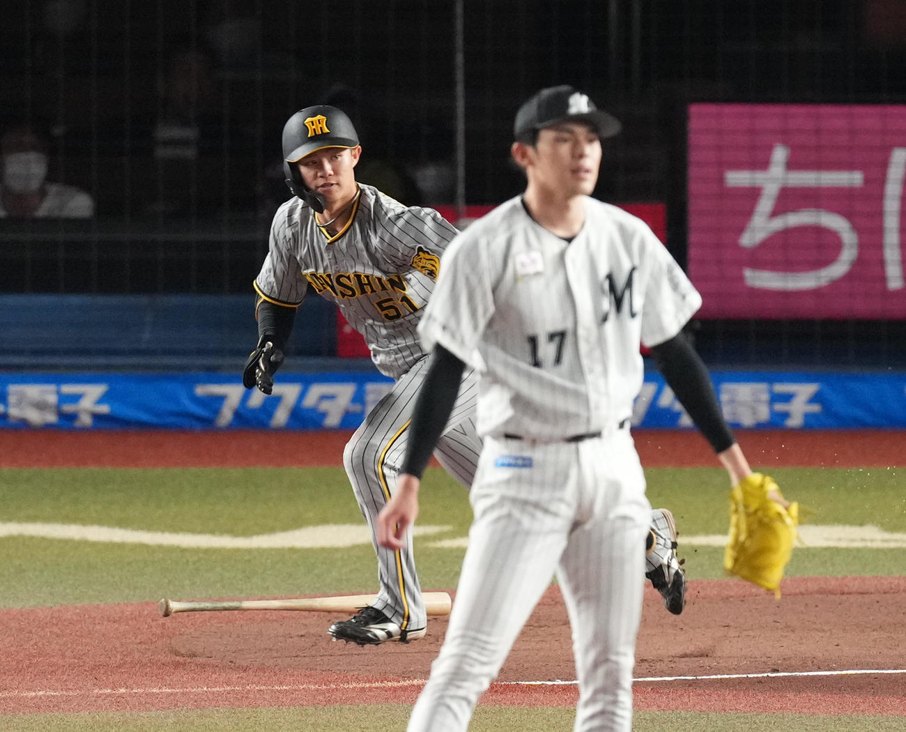 ロッテ対阪神　6回表阪神1死、佐々木朗から左前打を放つ中野（撮影・菅敏）