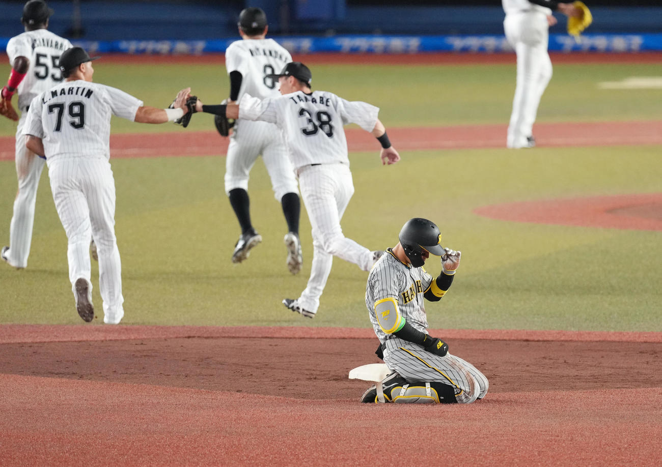 ロッテ対阪神　4回表阪神1死三塁、佐藤輝（手前）は二ゴロを放ち三塁走者中野が本塁と三塁の間に挟まれた間に二塁でアウトとなる（撮影・菅敏）