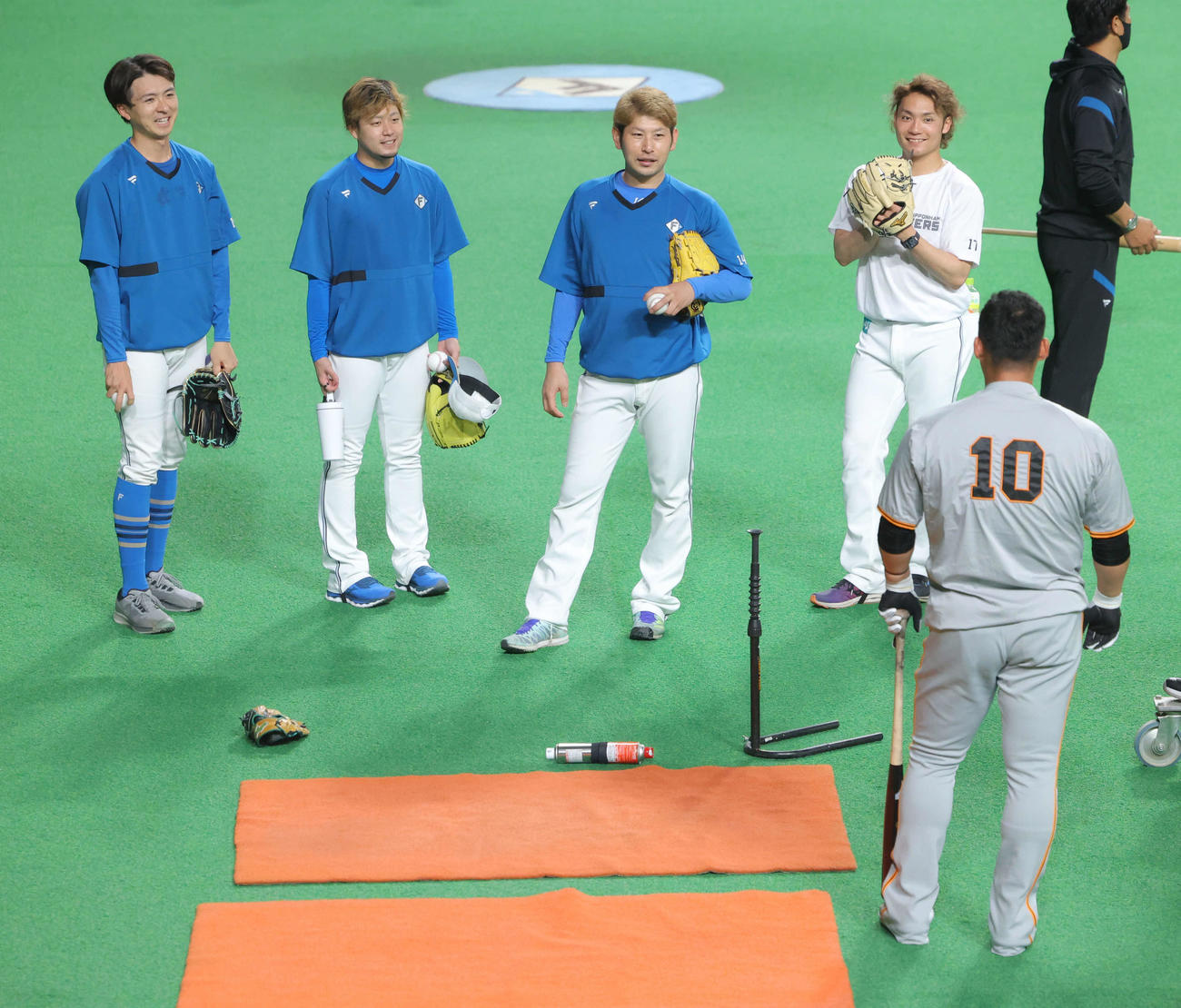 日本ハム対巨人　試合前、巨人中田（手前）にあいさつする日本ハムの、左から上沢、堀、加藤、伊藤（撮影・河田真司）