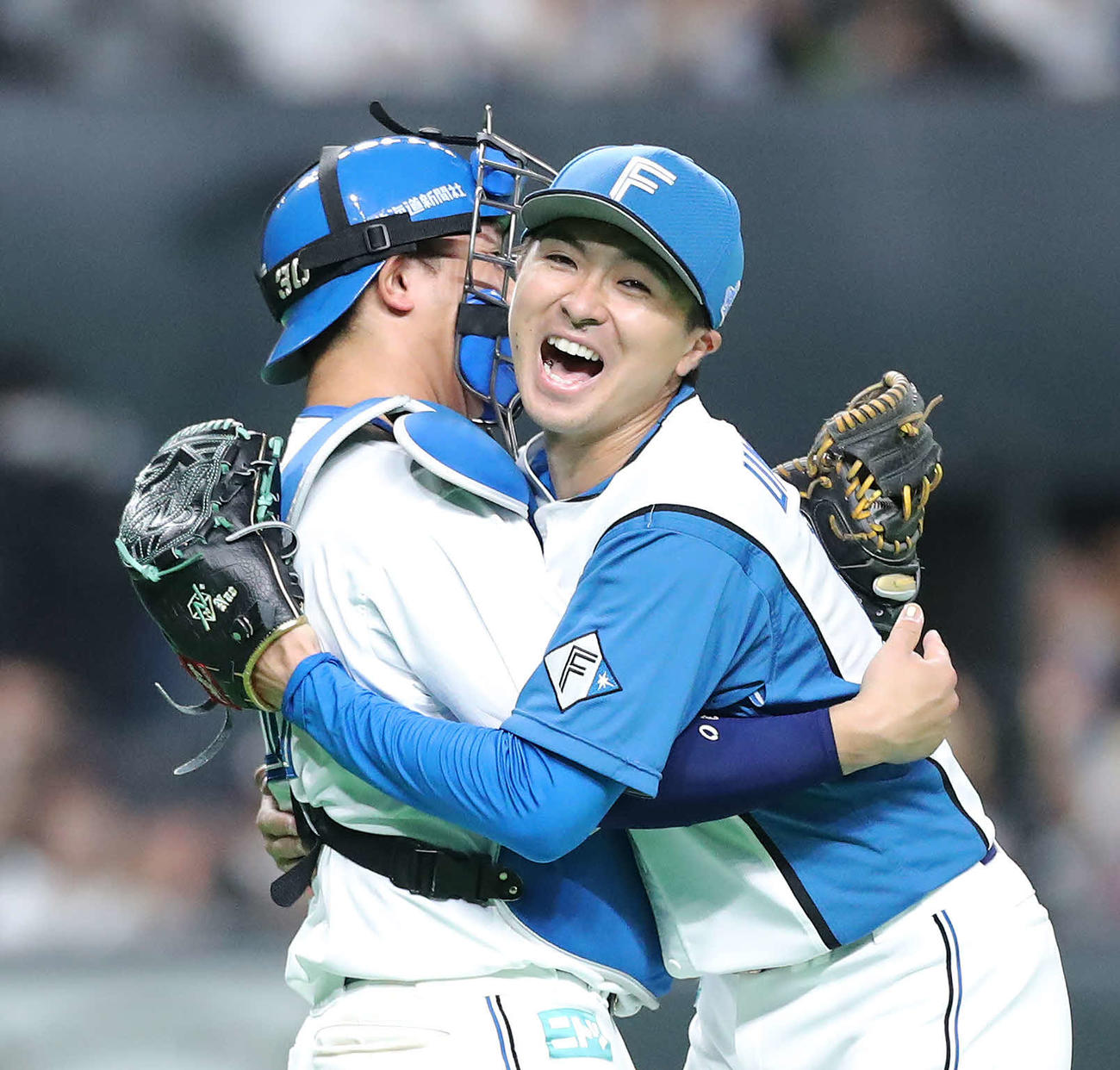 日本ハム対巨人　最終打者のポランコを三振に抑え巨人に完投勝利し、宇佐見（左）と抱き合い歓喜する上沢（撮影・河田真司）