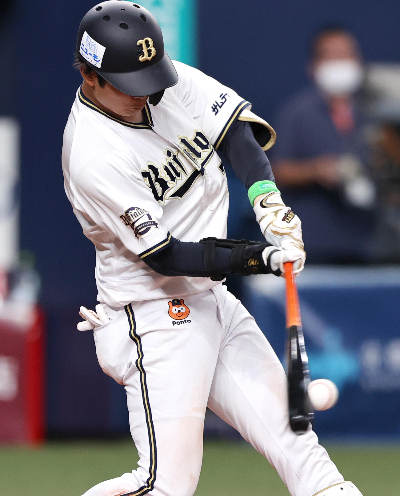 オリックス対中日　5回裏オリックス1死一塁、太田は中へ二塁打を放つ（撮影・上山淳一）