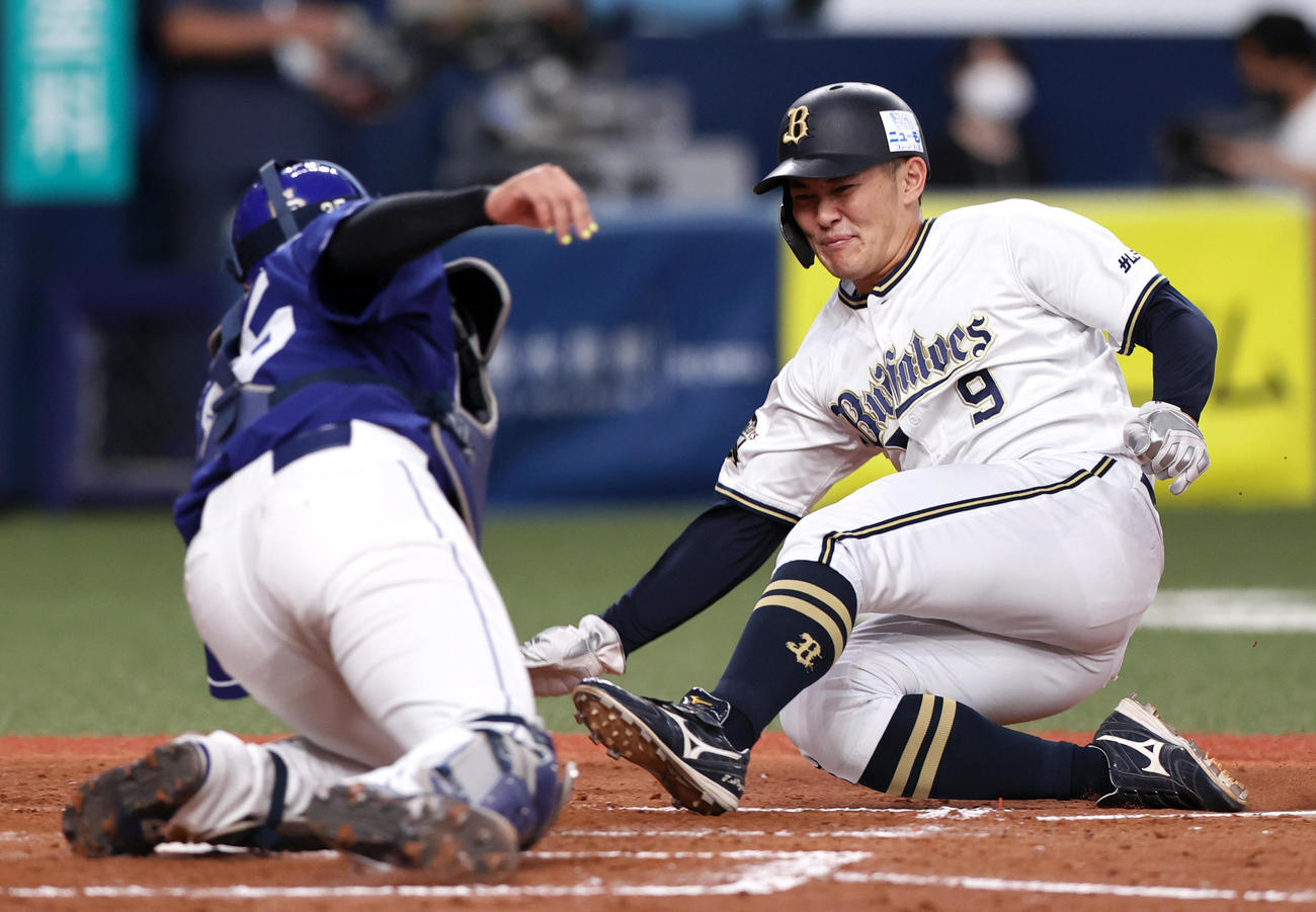 オリックス対中日　5回裏オリックス1死一塁、一走野口（右）は太田の中二塁打で一気にホームを狙うがタッチアウト。捕手木下（撮影・上山淳一）