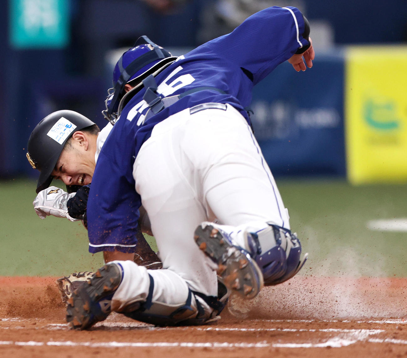 オリックス対中日　5回裏オリックス1死一塁、一走野口（左）は太田の中二塁打で一気にホームを狙うがタッチアウト。捕手木下（撮影・上山淳一）