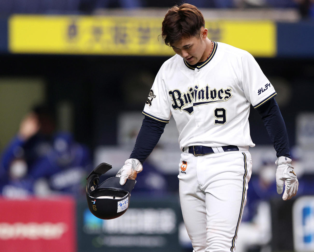 オリックス対中日　5回裏オリックス1死一塁、一走野口は太田の中二塁打で一気にホームを狙うがタッチアウトとなりガックリベンチへ戻る（撮影・上山淳一）