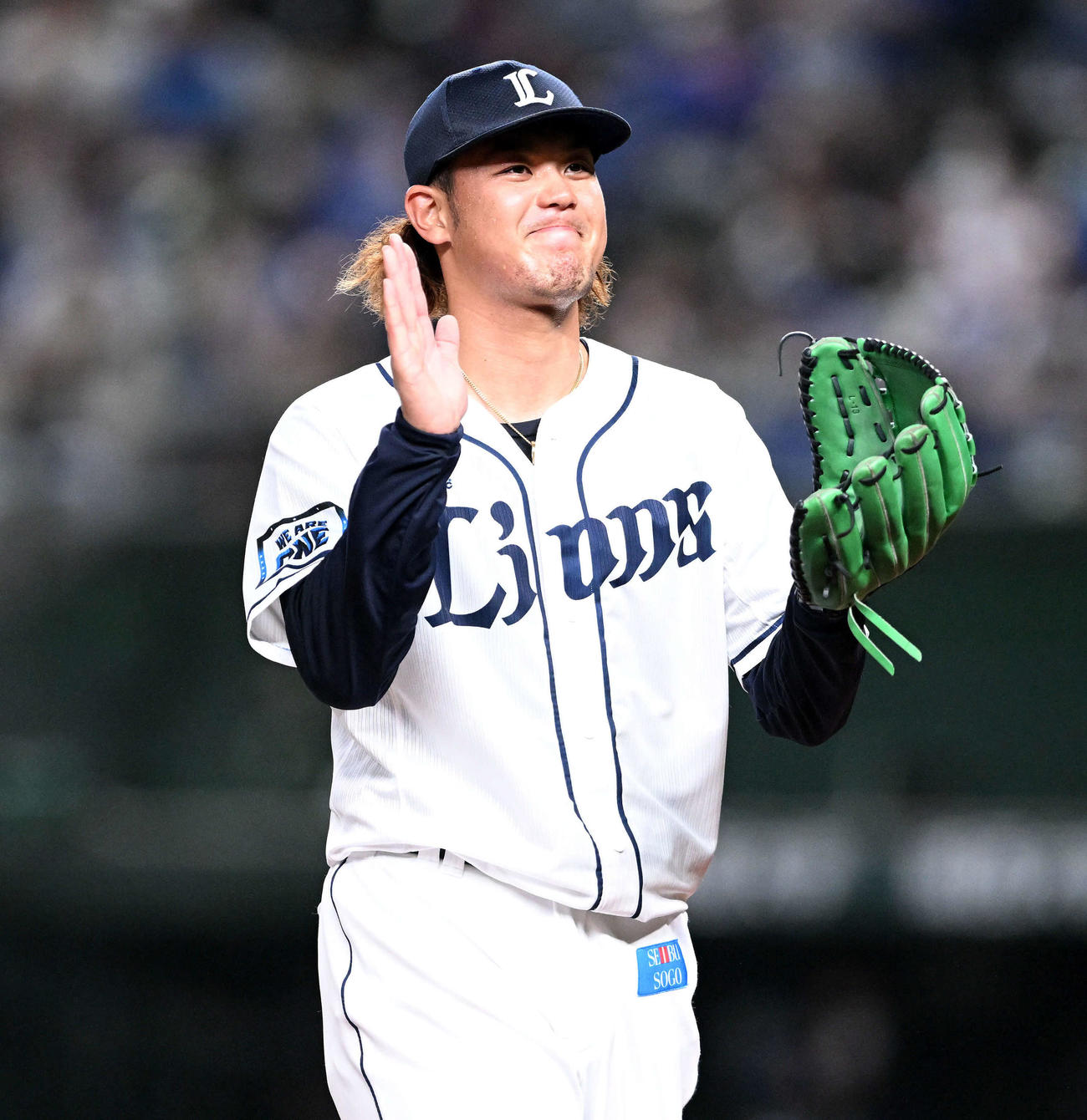 西武対DeNA 6回表DeNA2死二塁、宮崎を中飛に仕留めグラブをたたく高橋（撮影・滝沢徹郎）