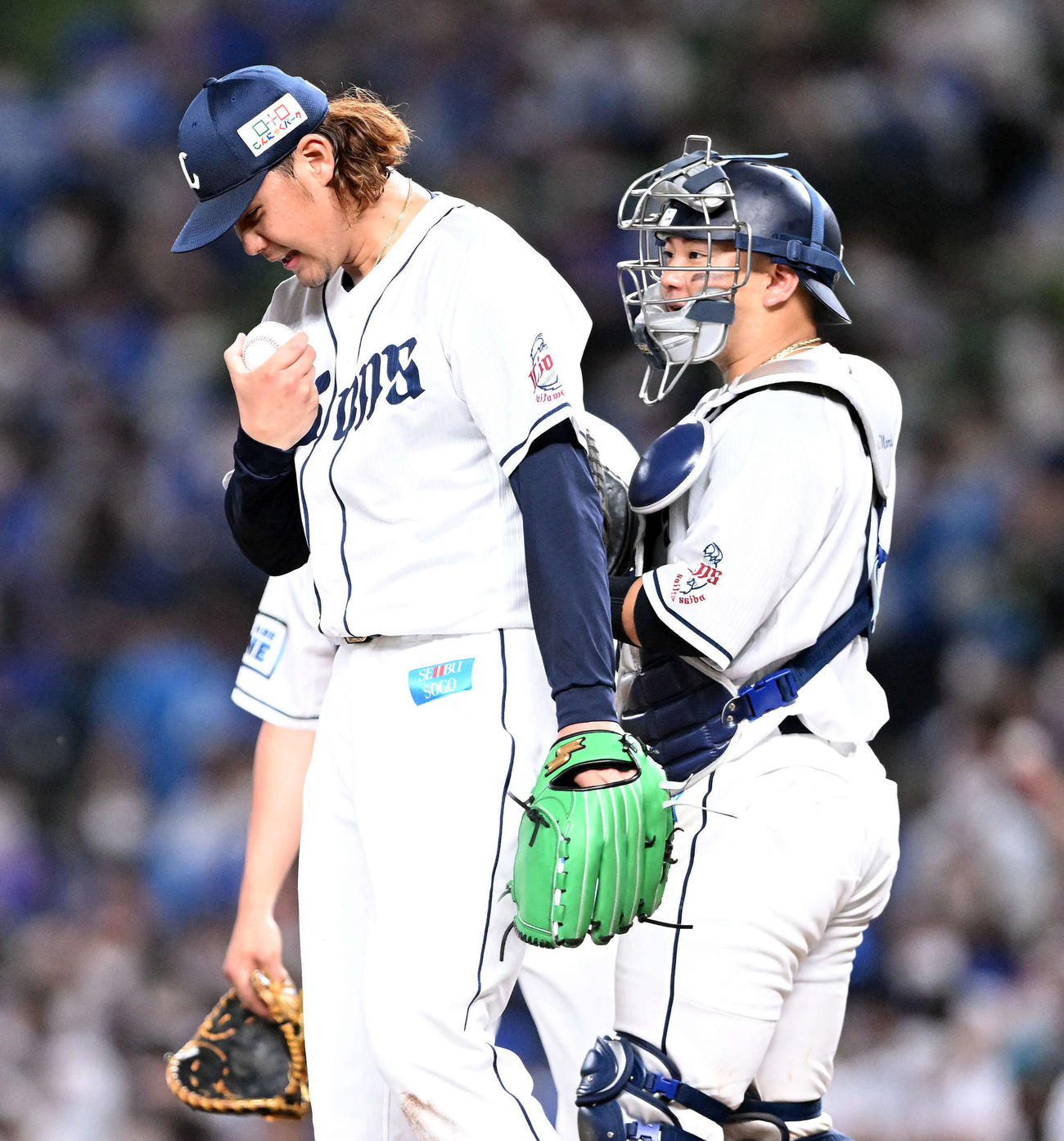 西武対DeNA 7回表、先制を許し西武高橋（左）と話す捕手森（撮影・滝沢徹郎）