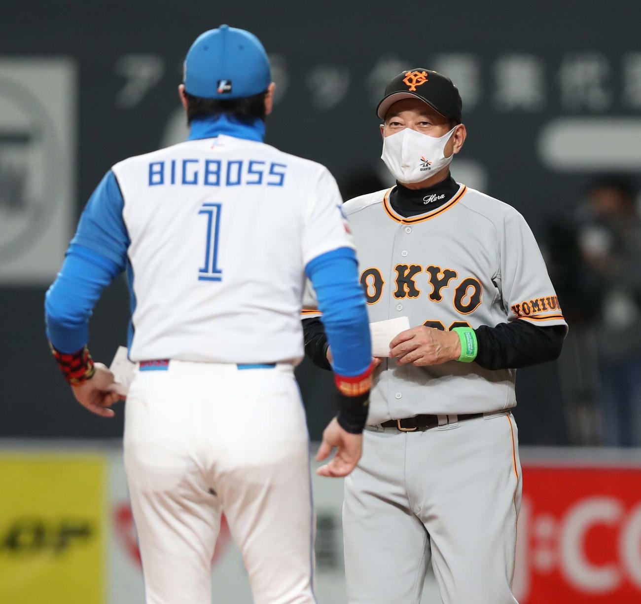 日本ハム対巨人　試合前、メンバー表交換する新庄監督（左）と原監督（撮影・黒川智章）