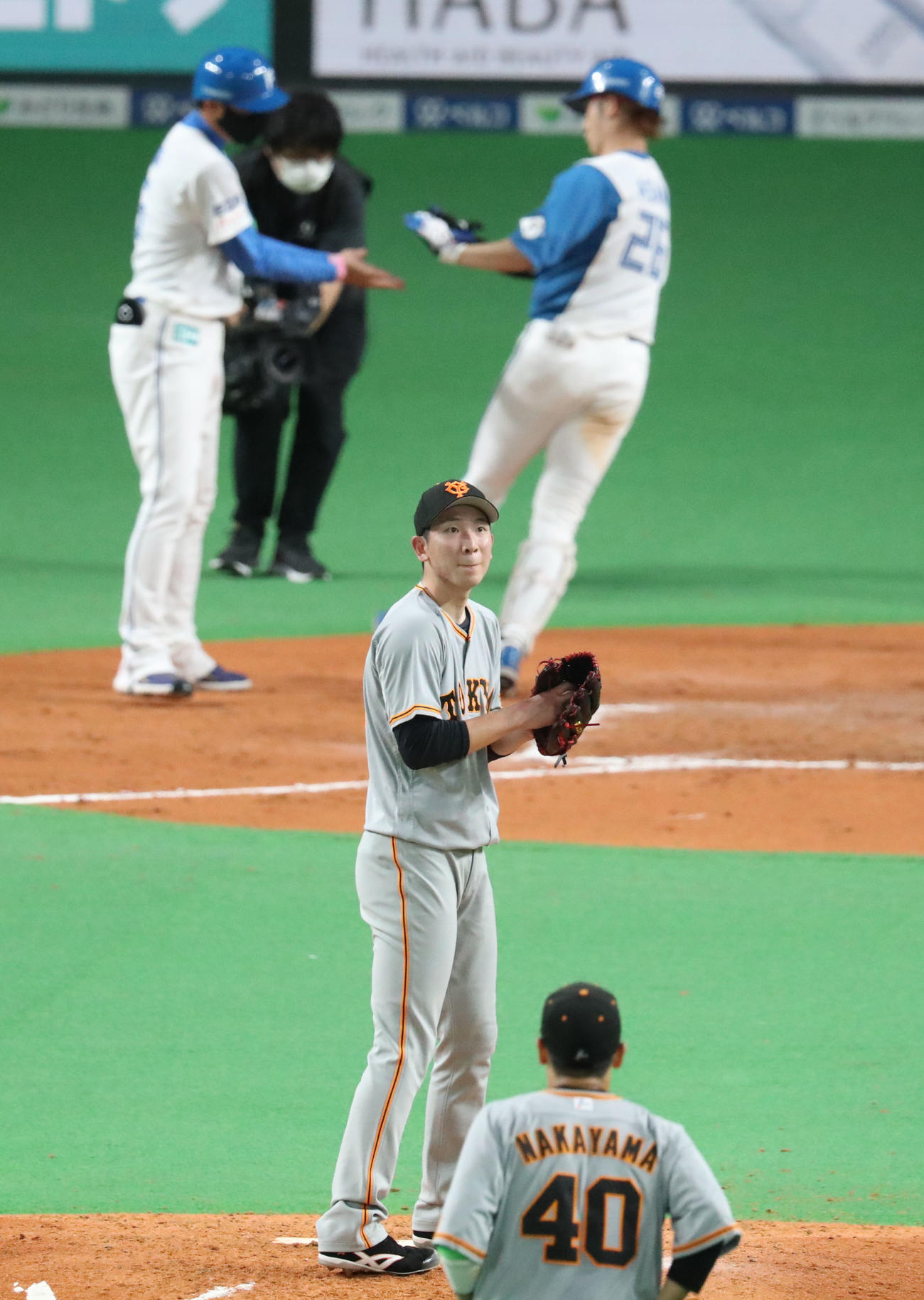 日本ハム対巨人　8回裏日本ハム1死、浅間に勝ち越しとなる右越え本塁打を浴びる戸郷（撮影・佐藤翔太）