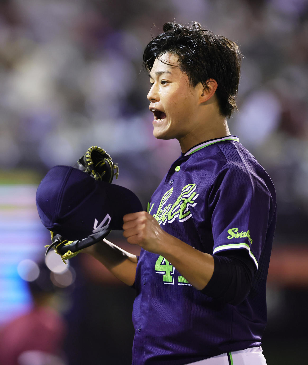 楽天対ヤクルト　4回裏楽天の攻撃を3連続三振で抑え気合の入った表情でベンチに戻る高橋（撮影・足立雅史）