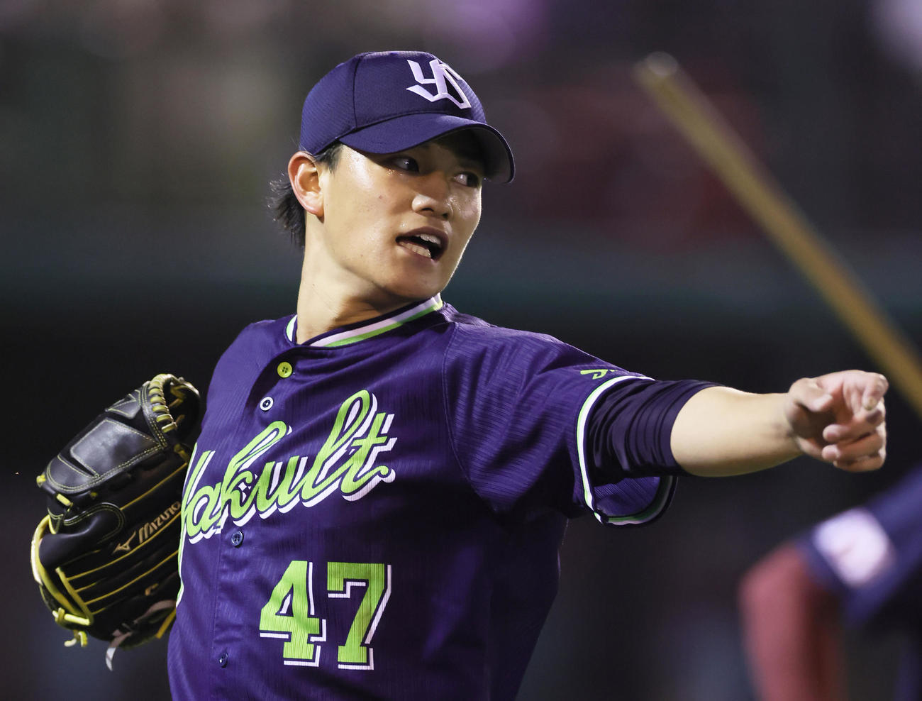 楽天対ヤクルト　7回を終えベンチに戻るヤクルト高橋（撮影・足立雅史）