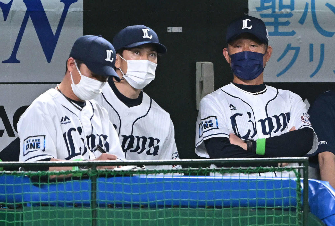 西武対DeNA 9回、戦況を見守る西武辻監督（右）。左から平石打撃コーチ、松井ヘッドコーチ（撮影・滝沢徹郎）