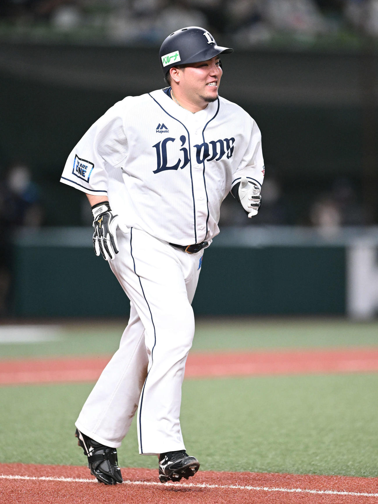 西武対DeNA 9回裏西武2死、四球に苦笑いで出塁する山川（撮影・滝沢徹郎）