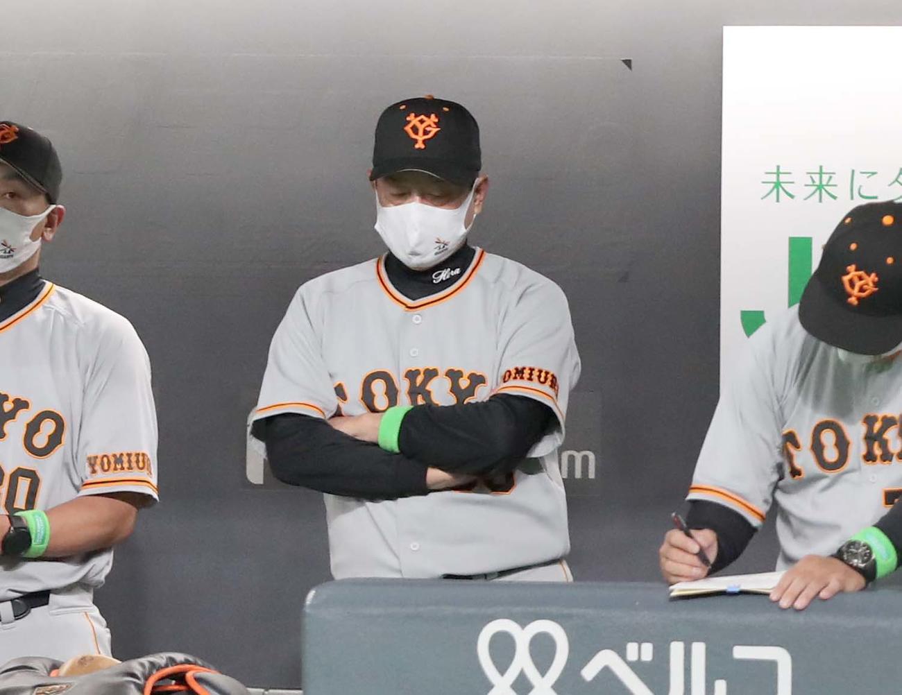 日本ハム対巨人　ベンチで渋い表情の原監督（撮影・黒川智章）