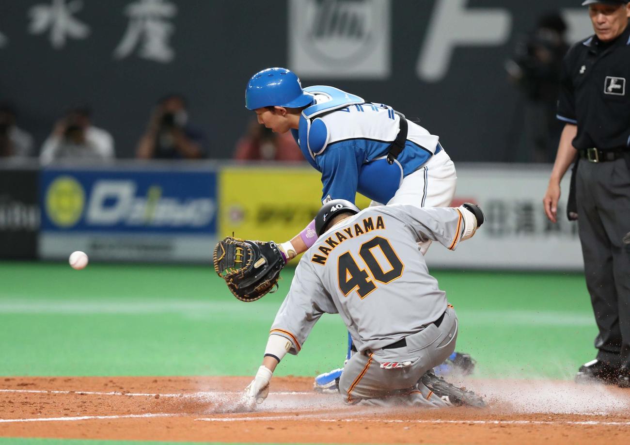 日本ハム対巨人　5回表巨人2死二塁、右前打を放った中山は万波が打球をそらす間に一気に本塁生還する（撮影・黒川智章）
