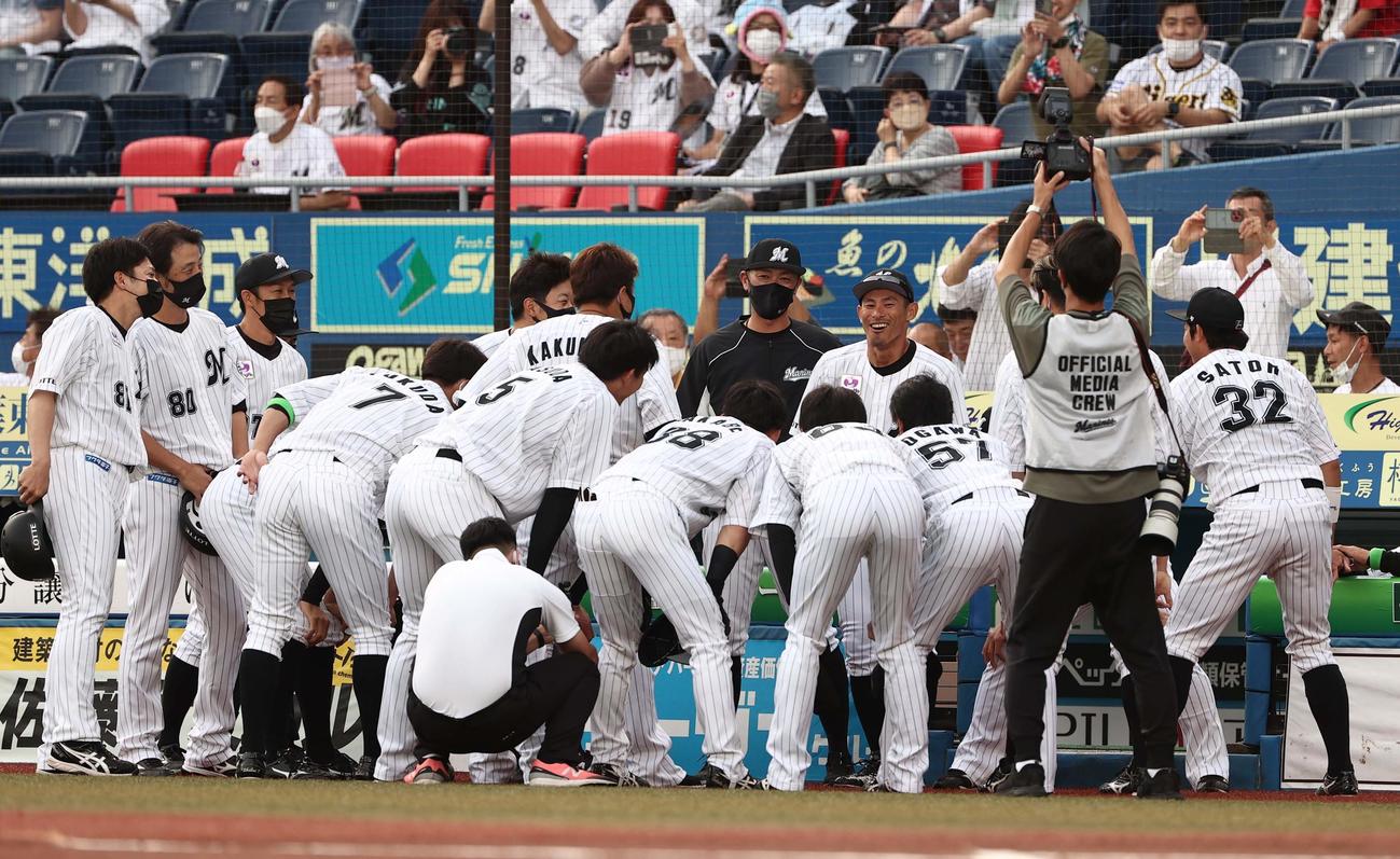 ロッテ対阪神　荻野（右から4人目）は笑顔を見せながら声出しをする（撮影・上田博志）
