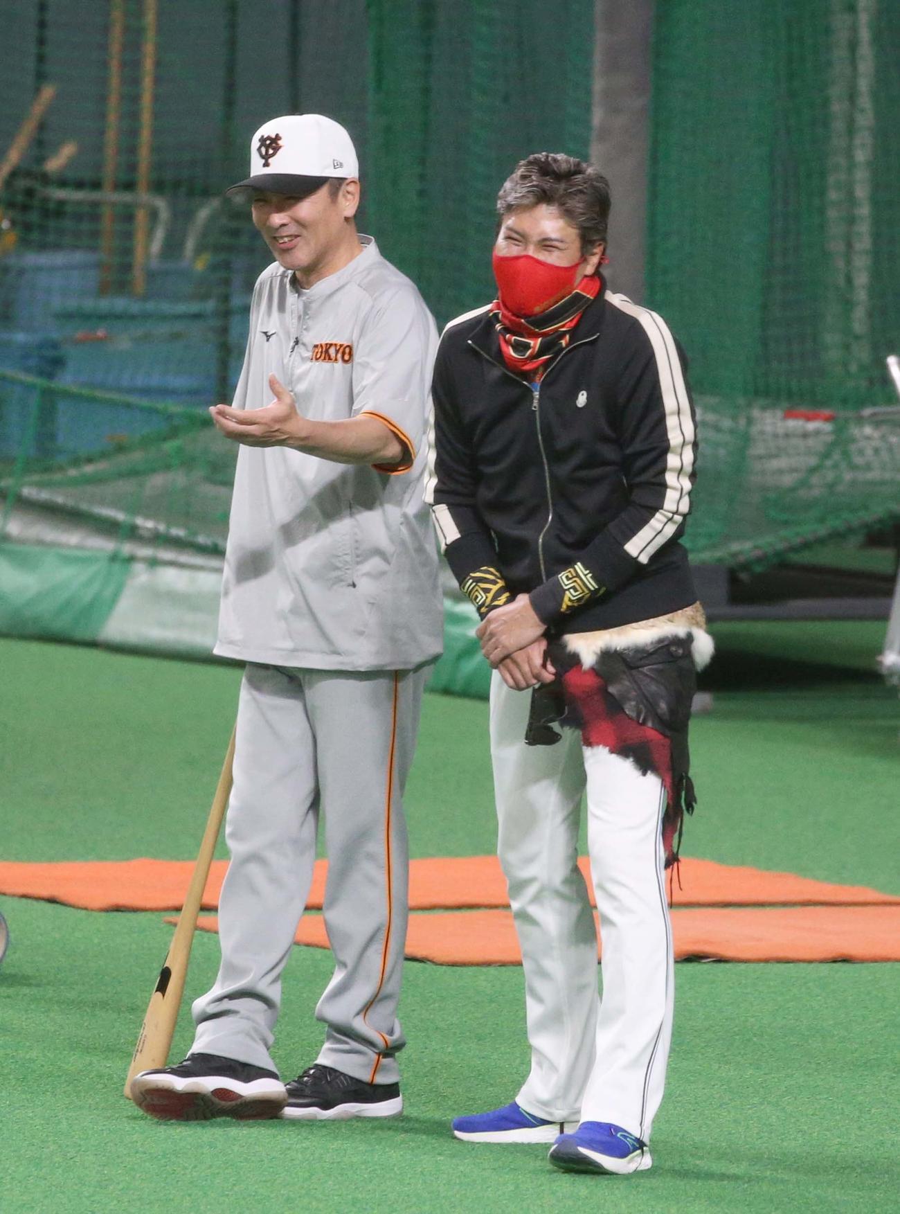 日本ハム対巨人　談笑する巨人元木ヘッドコーチ（左）と新庄監督（撮影・黒川智章）