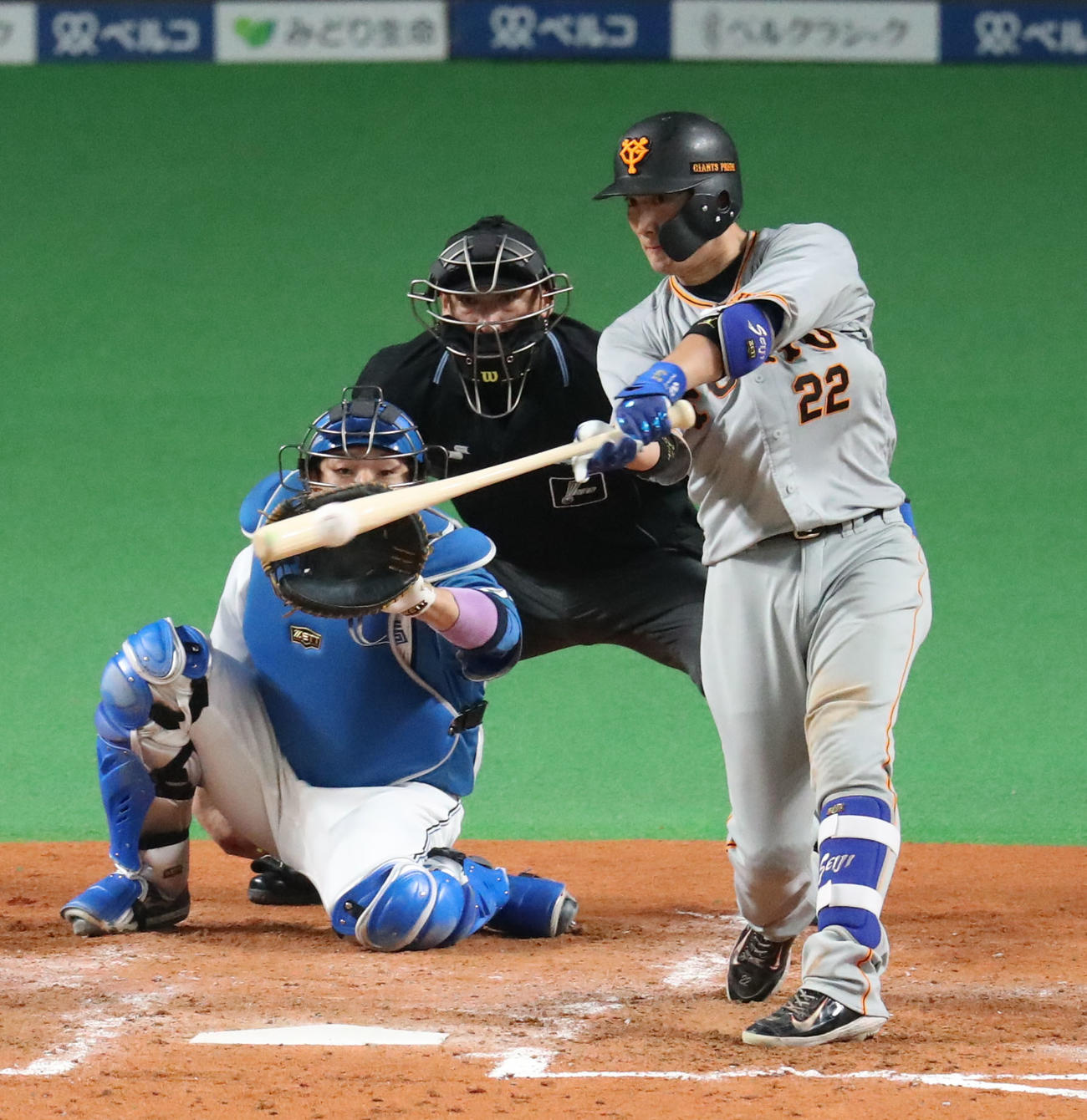 日本ハム対巨人　5回表巨人2死、小林は二塁打を放つ（撮影・佐藤翔太）