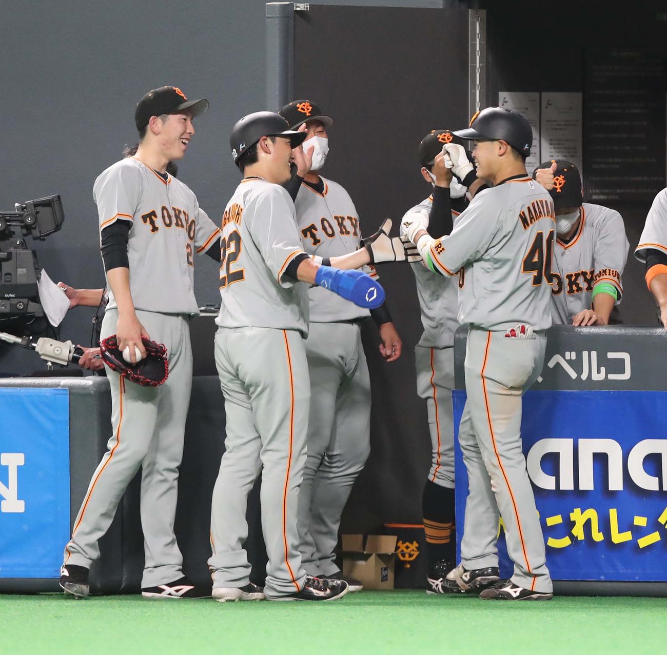 日本ハム対巨人　5回表、生還した中山（右）を出迎えるナイン（撮影・黒川智章）