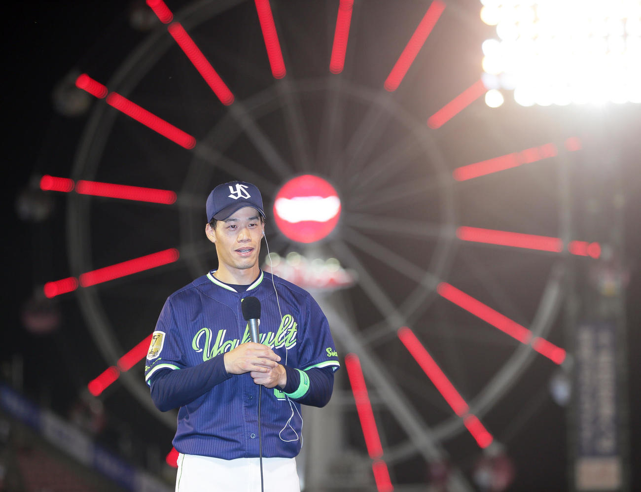 楽天対ヤクルト　ヒーローインタビューを受ける3打席連続本塁打のヤクルト塩見（撮影・足立雅史）
