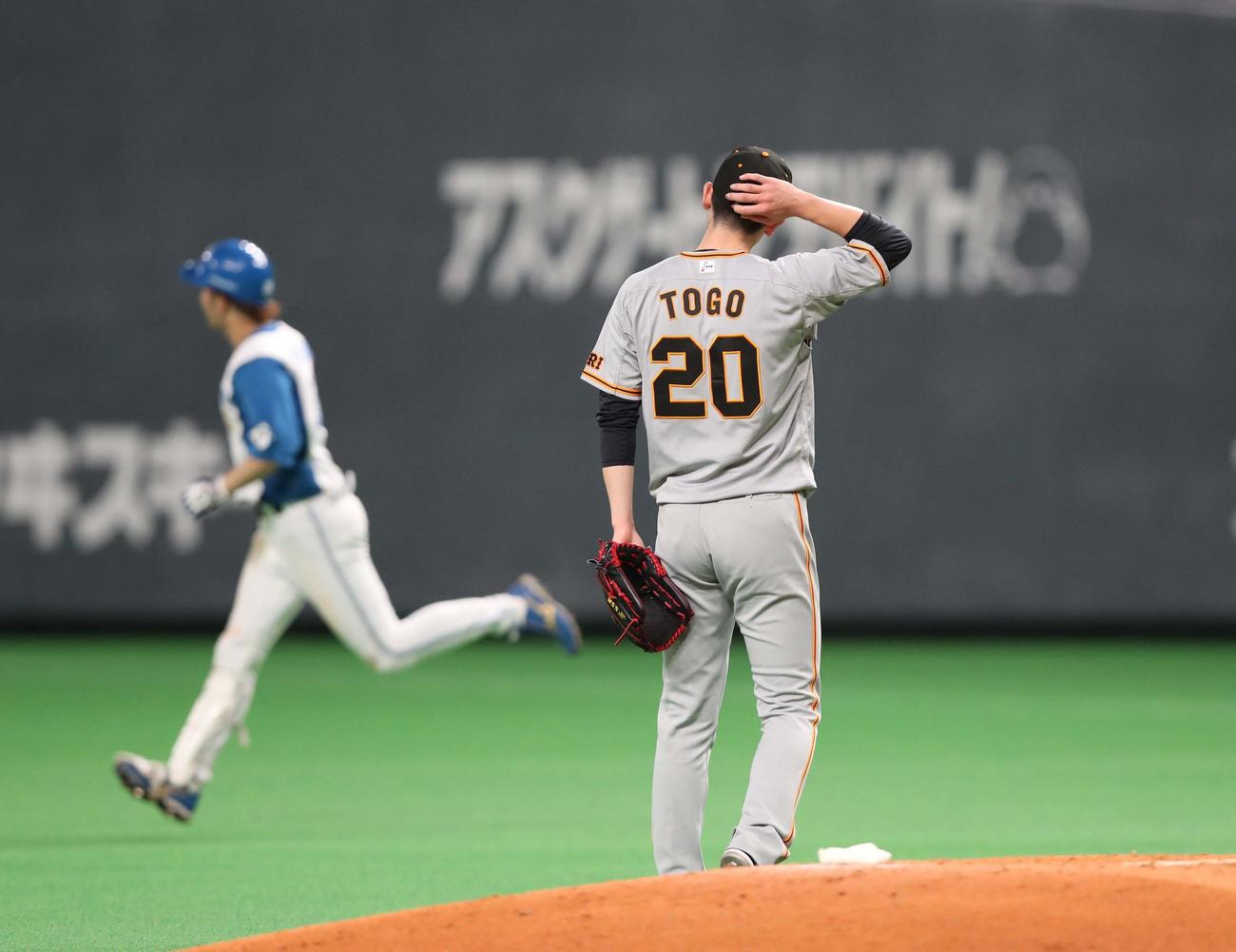 日本ハム対巨人　8回裏日本ハム1死、浅間に右越え本塁打を浴びる戸郷（撮影・黒川智章）