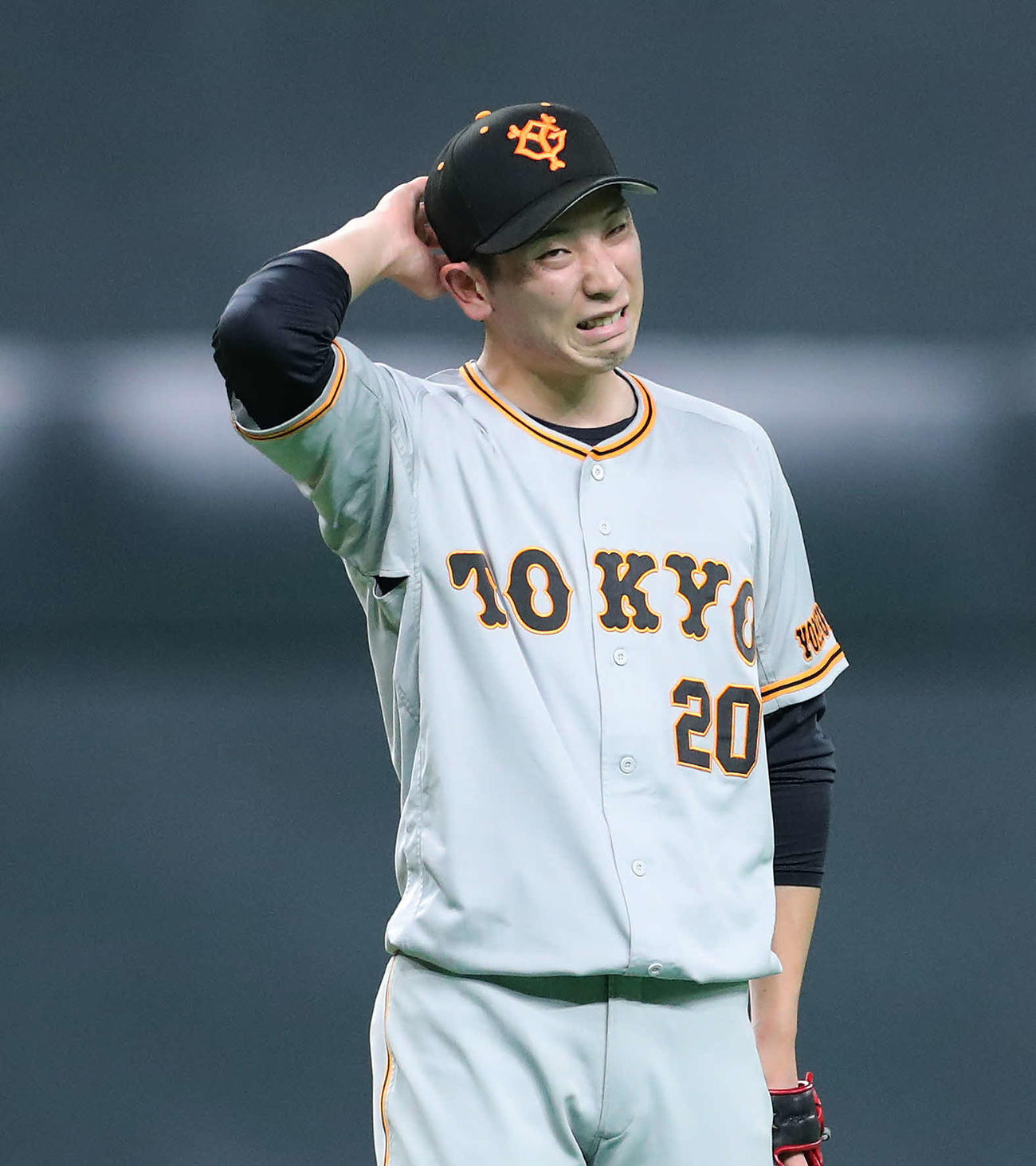 日本ハム対巨人　8回裏日本ハム1死、浅間に勝ち越しの右越え本塁打を許し、険しい表情で頭を抱える戸郷（撮影・河田真司）
