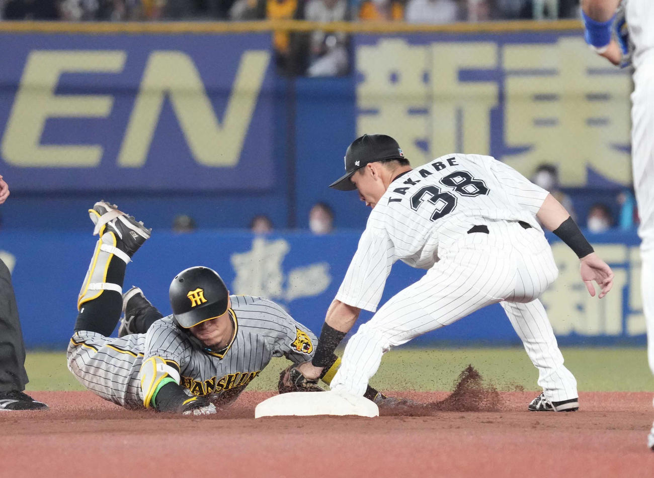 ロッテ対阪神　4回表阪神1死三塁、二ゴロを放った佐藤輝（左）は三塁走者が三本間に挟まれる間に二塁を陥れるもオーバーランしタッチアウトで併殺となる（撮影・小沢裕）