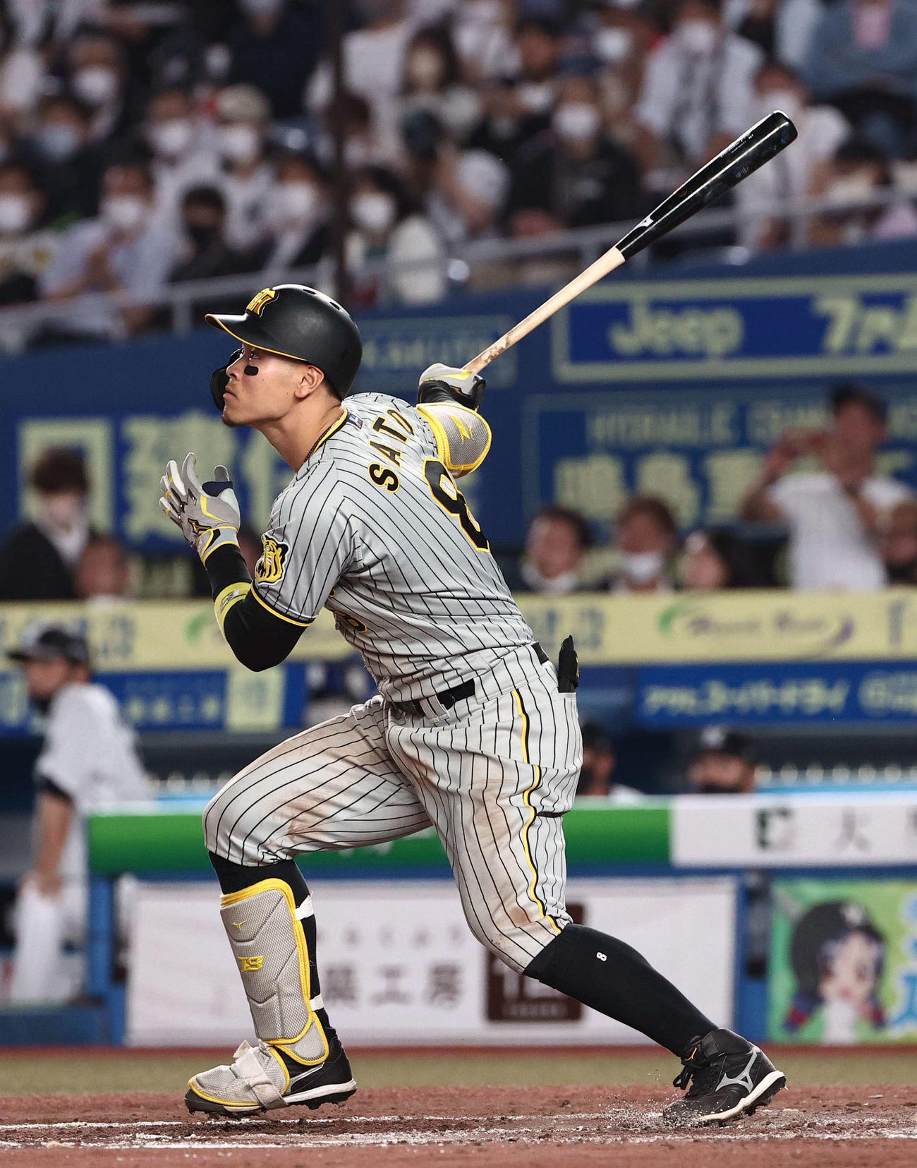 ロッテ対阪神　9回表阪神1死、佐藤輝は中越え先制本塁打を放つ（撮影・上田博志）