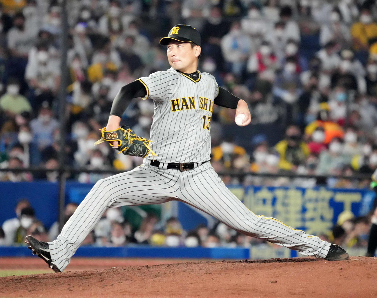 ロッテ対阪神　阪神2番手で登板した岩崎（撮影・小沢裕）
