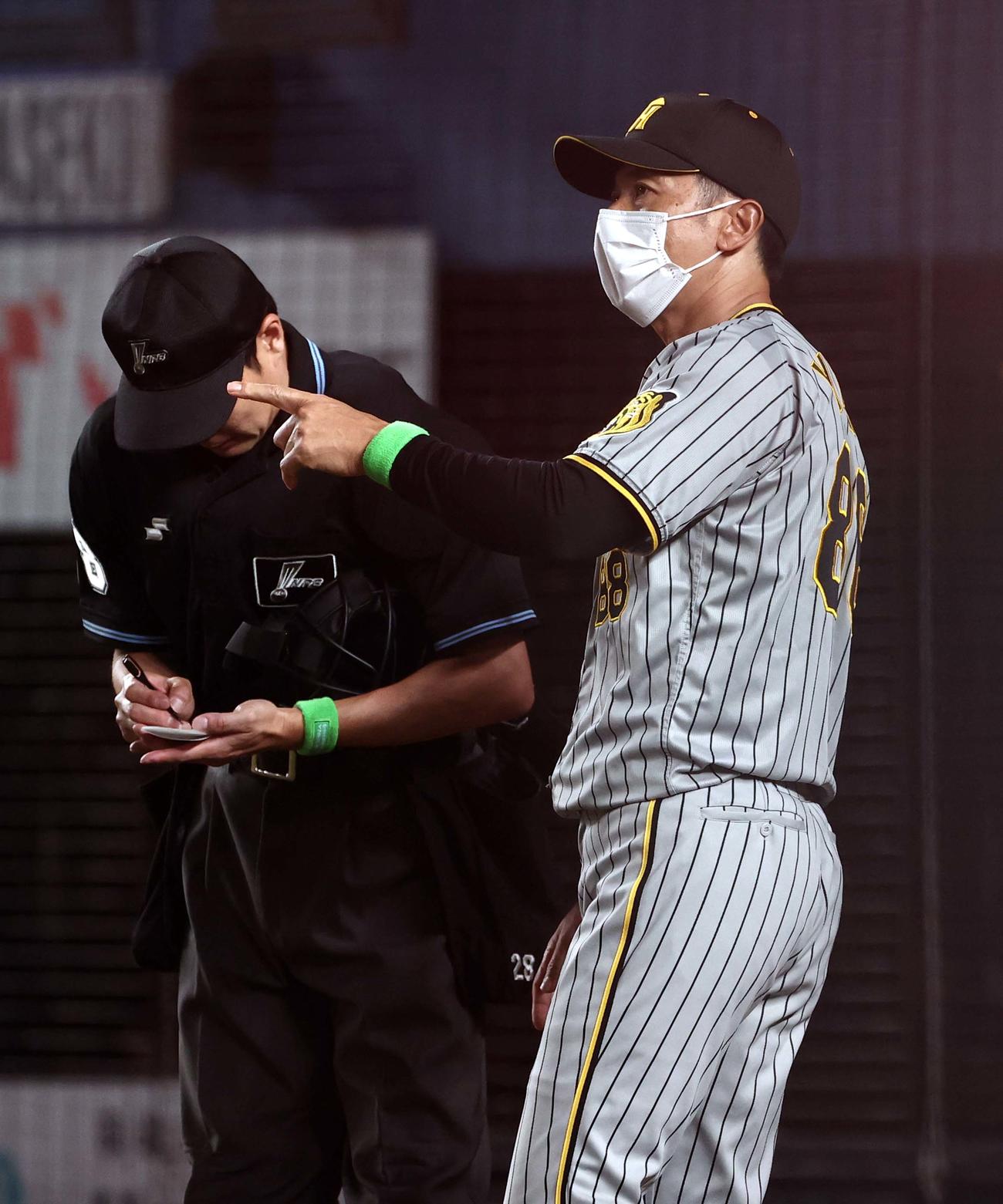 ロッテ対阪神　選手交代を告げる矢野監督（撮影・上田博志）