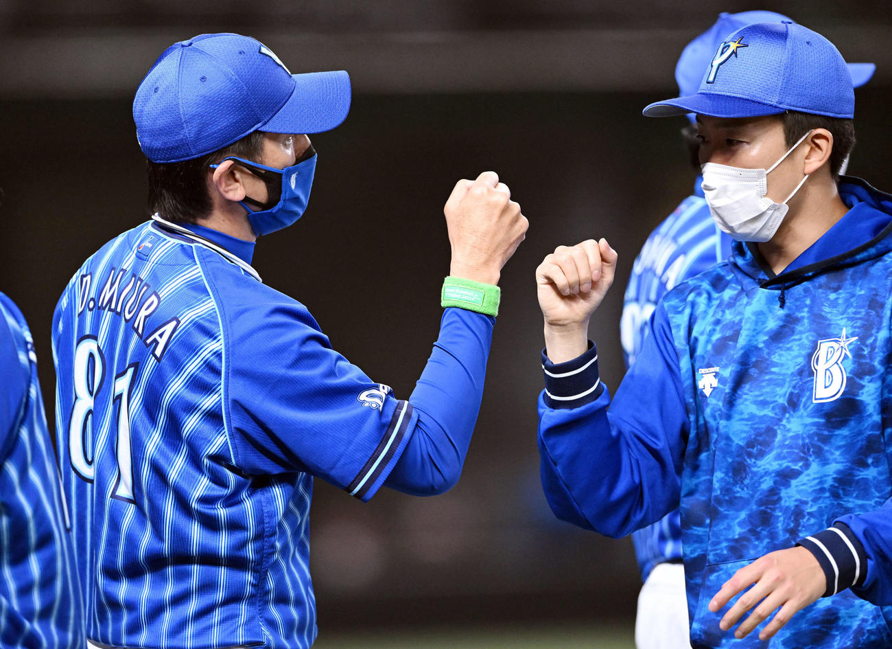 西武対DeNA　試合後、勝利投手のDeNA大貫（右手前）を迎える三浦監督（撮影・滝沢徹郎）