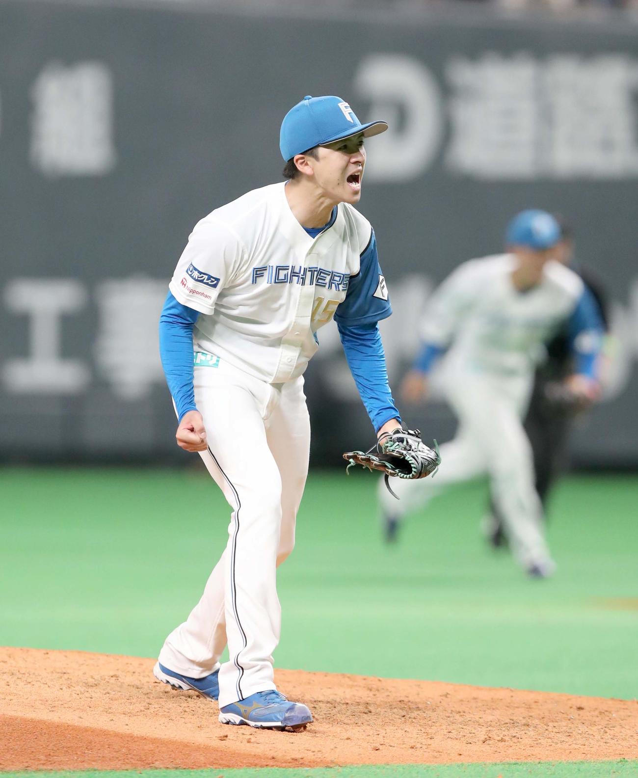 日本ハム対巨人　9回表巨人2死、ポランコを三振にとり叫ぶ上沢（撮影・黒川智章）