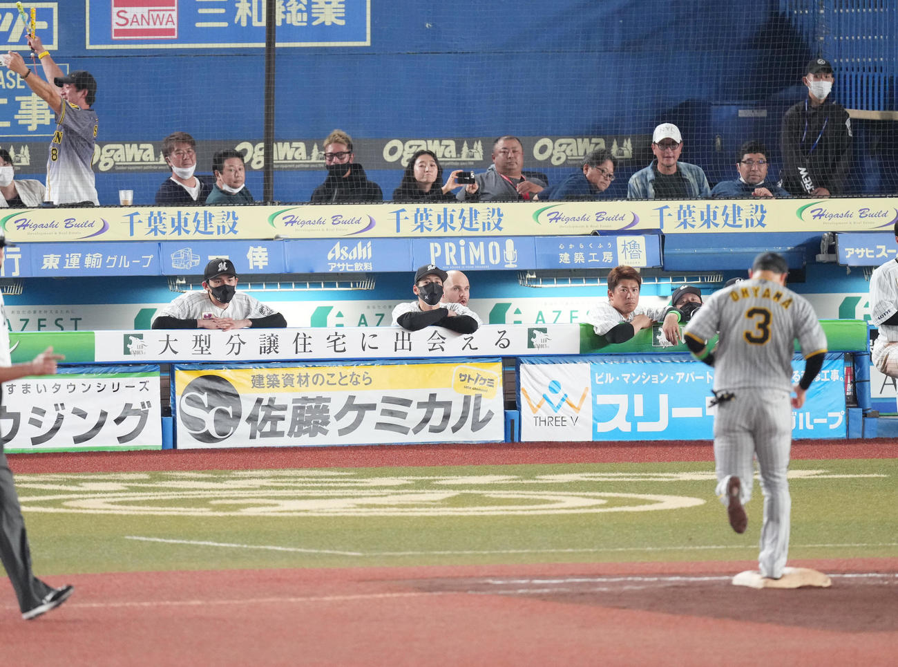 阪神に敗れ、ベンチで肩を落とすロッテ佐々木朗（左端）（撮影・菅敏）