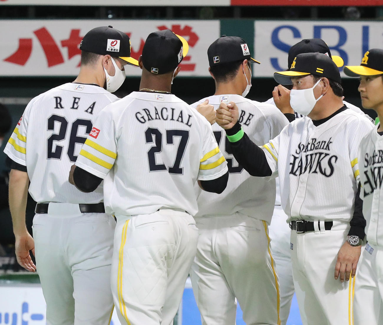 ソフトバンク対広島　広島に勝利し、グータッチをするレイ（左）と藤本監督（撮影・屋方直哉）