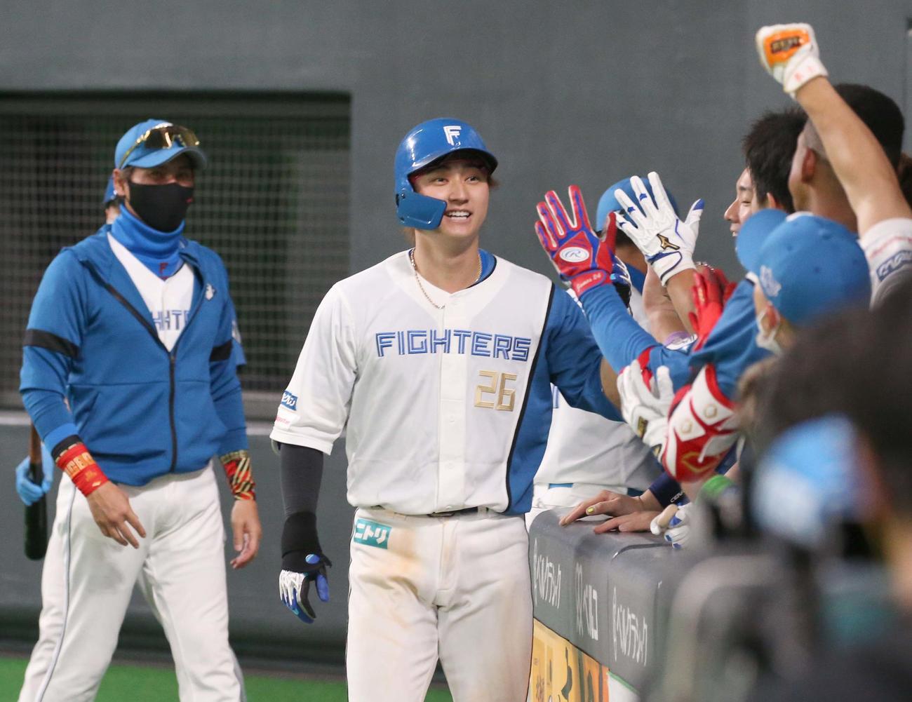 日本ハム対巨人　8回裏、本塁打を放った浅間はナインに出迎えられ笑顔（撮影・黒川智章）