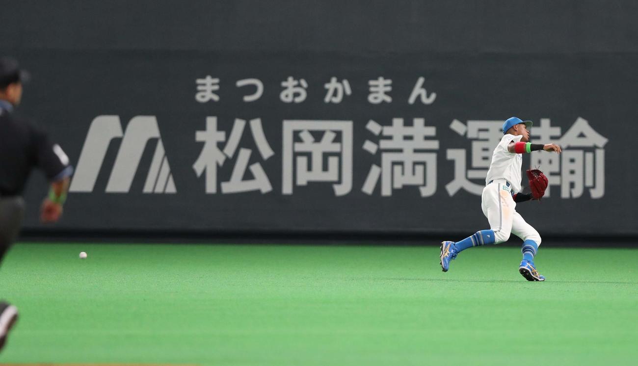 日本ハム対巨人　5回表巨人2死二塁、中山の右前打の打球を後ろにそらす万波（撮影・黒川智章）