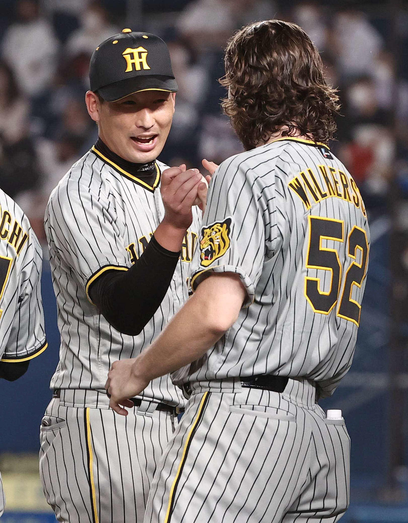 ロッテ対阪神　ウィルカーソン（右）に笑顔を見せながら勝利球を手渡す岩崎（撮影・上田博志）