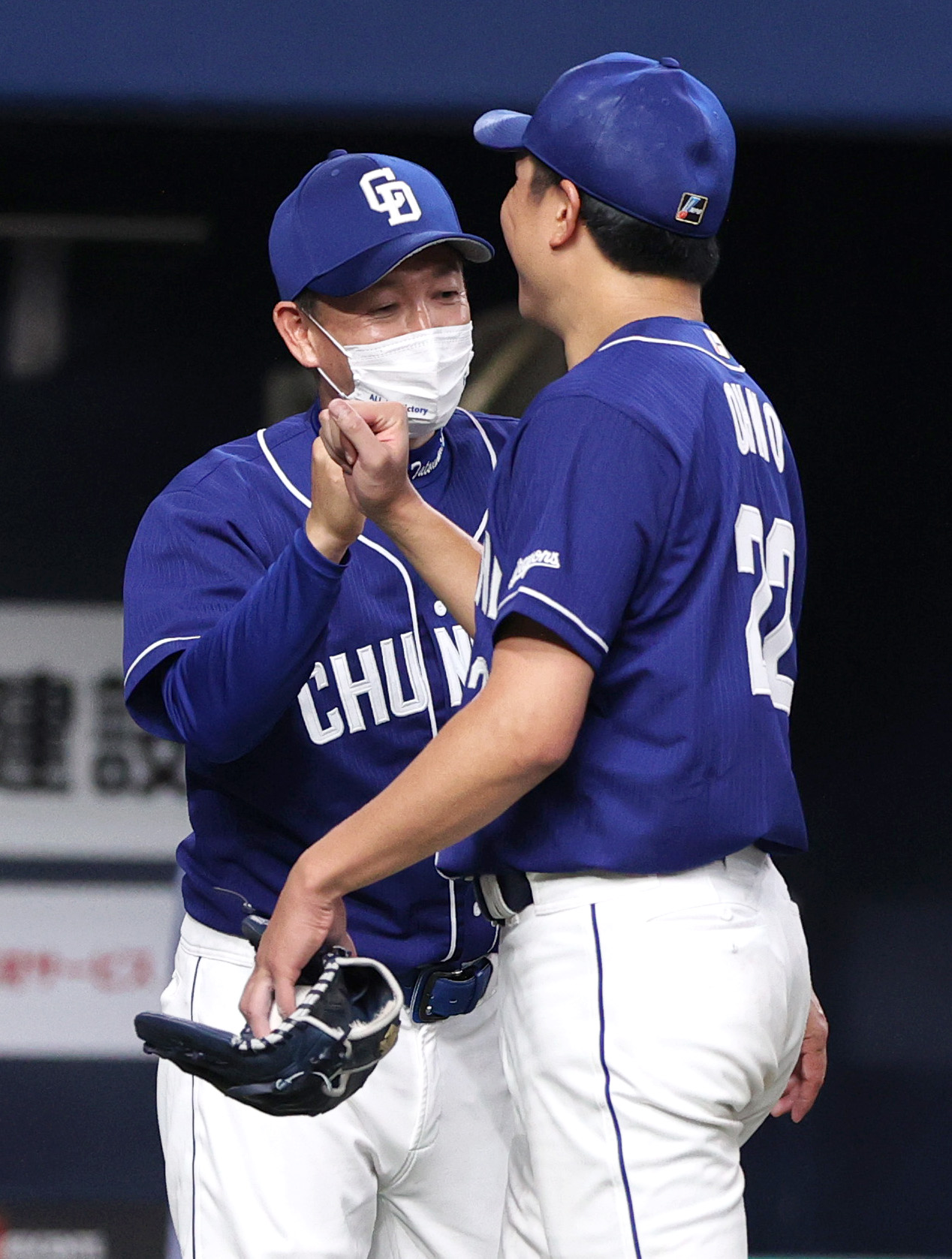オリックス対中日　中日立浪監督（左）はオリックス打線を好投した大野雄を出迎える（撮影・上山淳一）