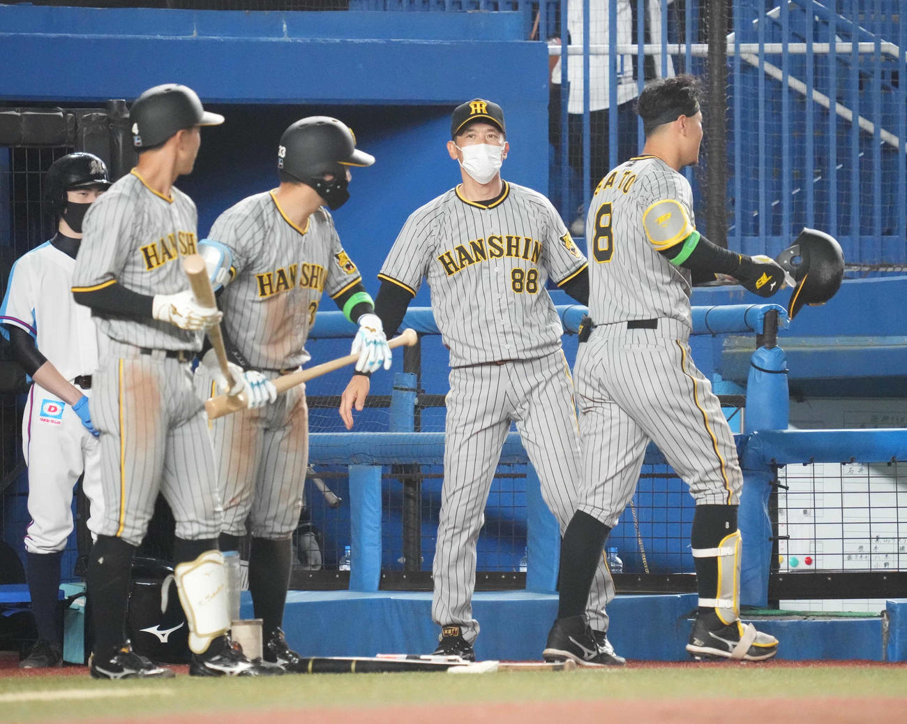 ロッテ対阪神　9回表阪神1死、佐藤輝（右）は中越えにソロ本塁打を放ち矢野監督の祝福を受ける（撮影・小沢裕）