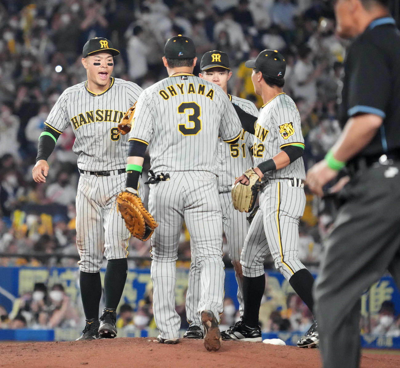 ロッテ対阪神　決勝本塁打を放った阪神佐藤輝（左）はナインと勝利のハイタッチ（撮影・小沢裕）