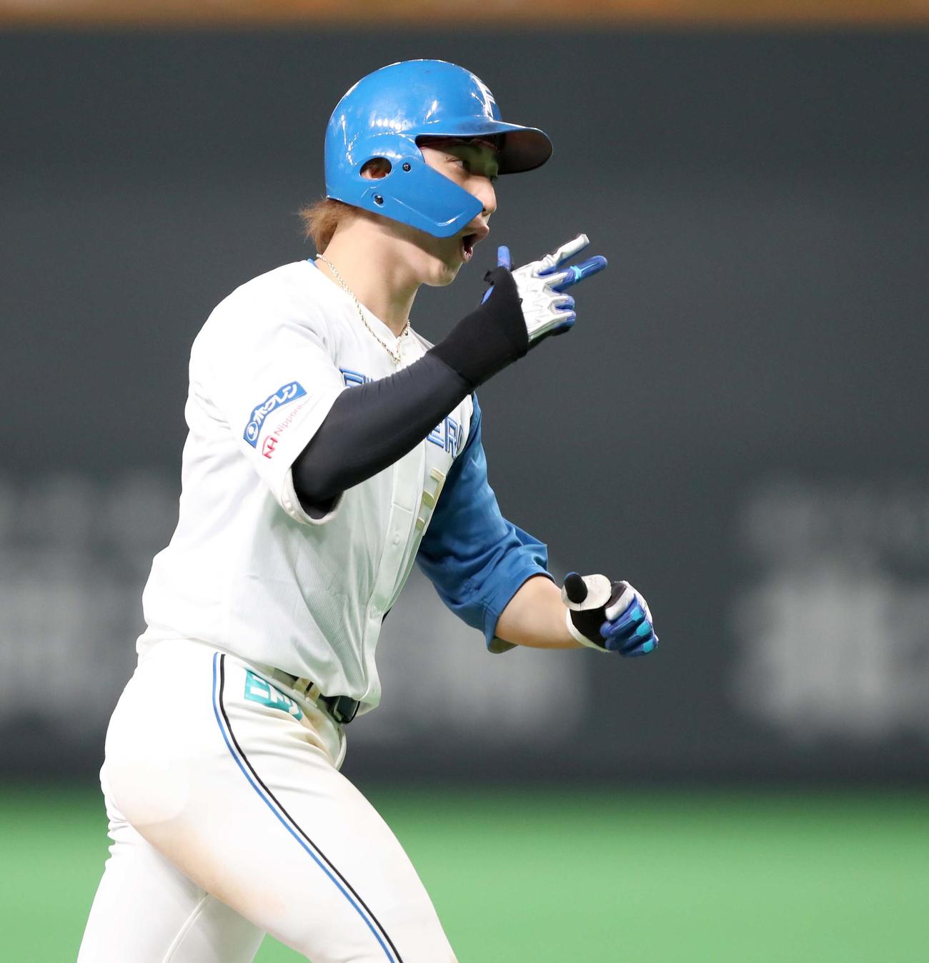 日本ハム対巨人　8回裏日本ハム1死、右越え本塁打を放ちポーズをとる浅間（撮影・黒川智章）