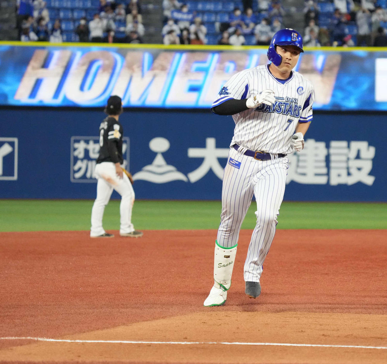 DeNA対ソフトバンク　3回裏DeNA1死、右越えソロ本塁打を放ちダイヤモンドを回る佐野（2022年5月24日撮影）