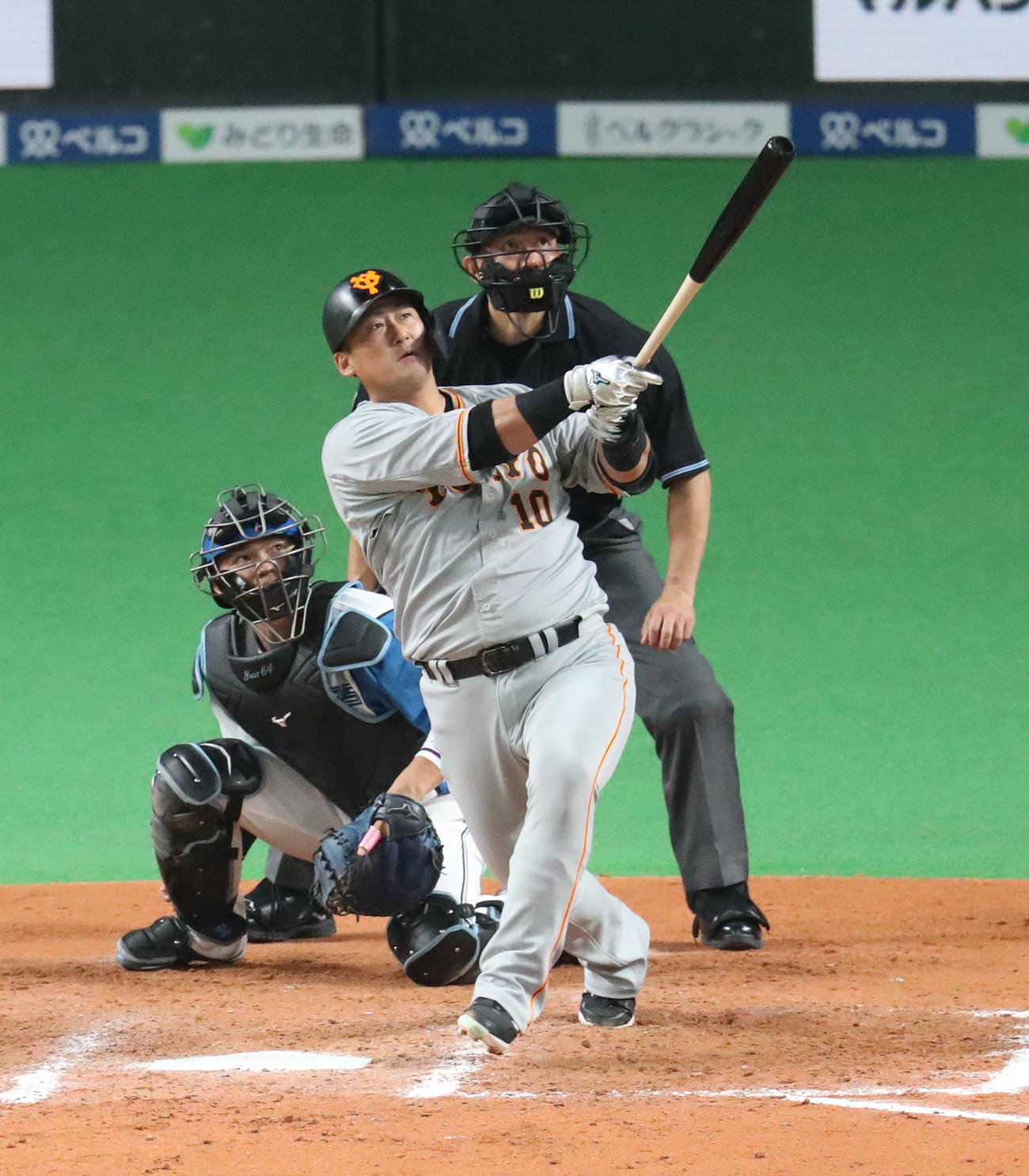日本ハム対巨人　9回表巨人無死一塁、左越え2点本塁打を放つ中田（撮影・佐藤翔太）