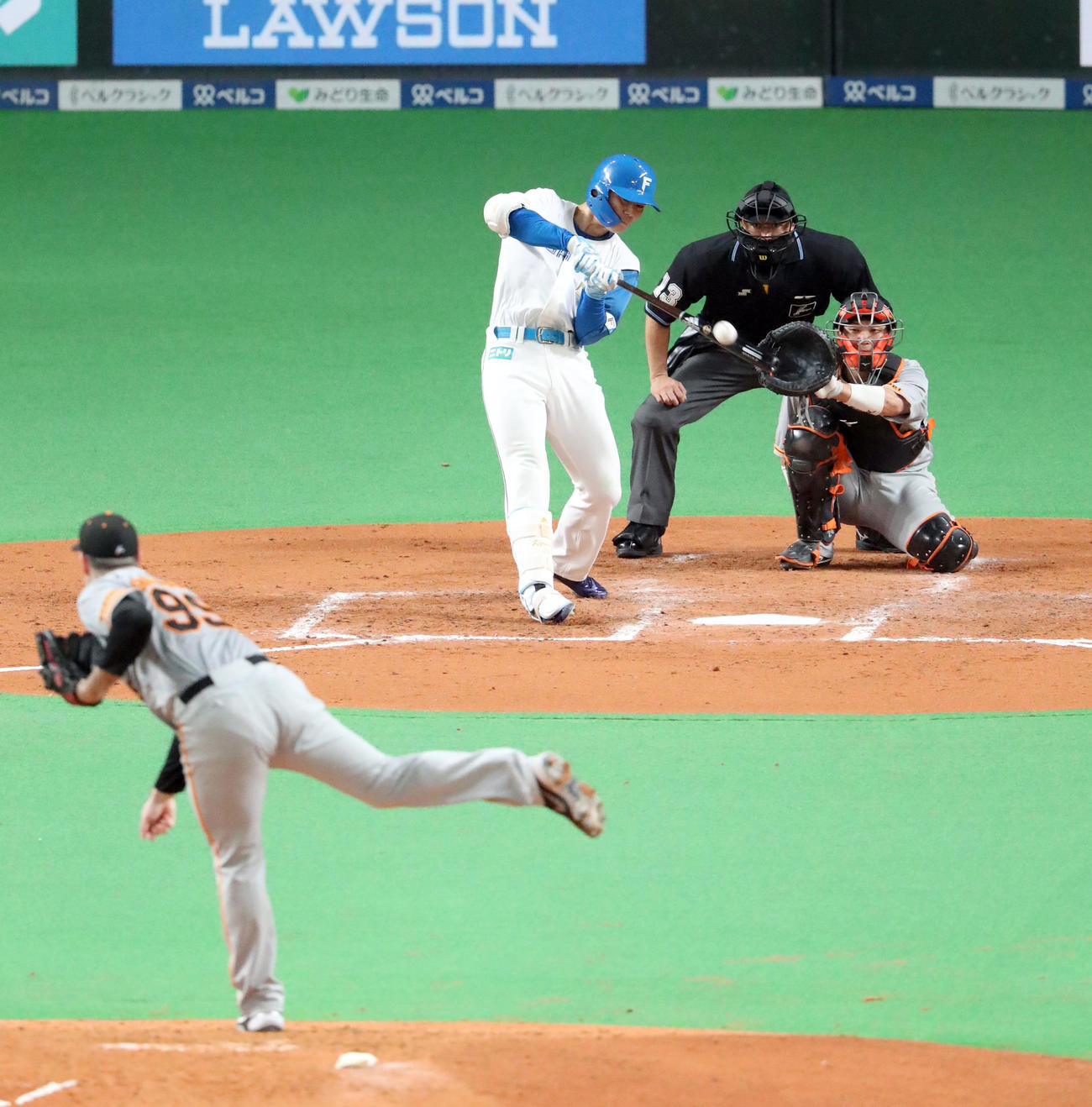 日本ハム対巨人　4回裏日本ハム無死、清宮は先制となる右越え本塁打を放つ。投手はシューメーカー（撮影・佐藤翔太）