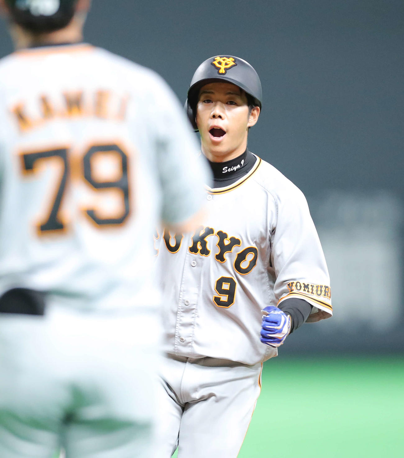 日本ハム対巨人　5回表巨人2死三塁、中前適時打を放ちガッツポーズする松原（撮影・河田真司）