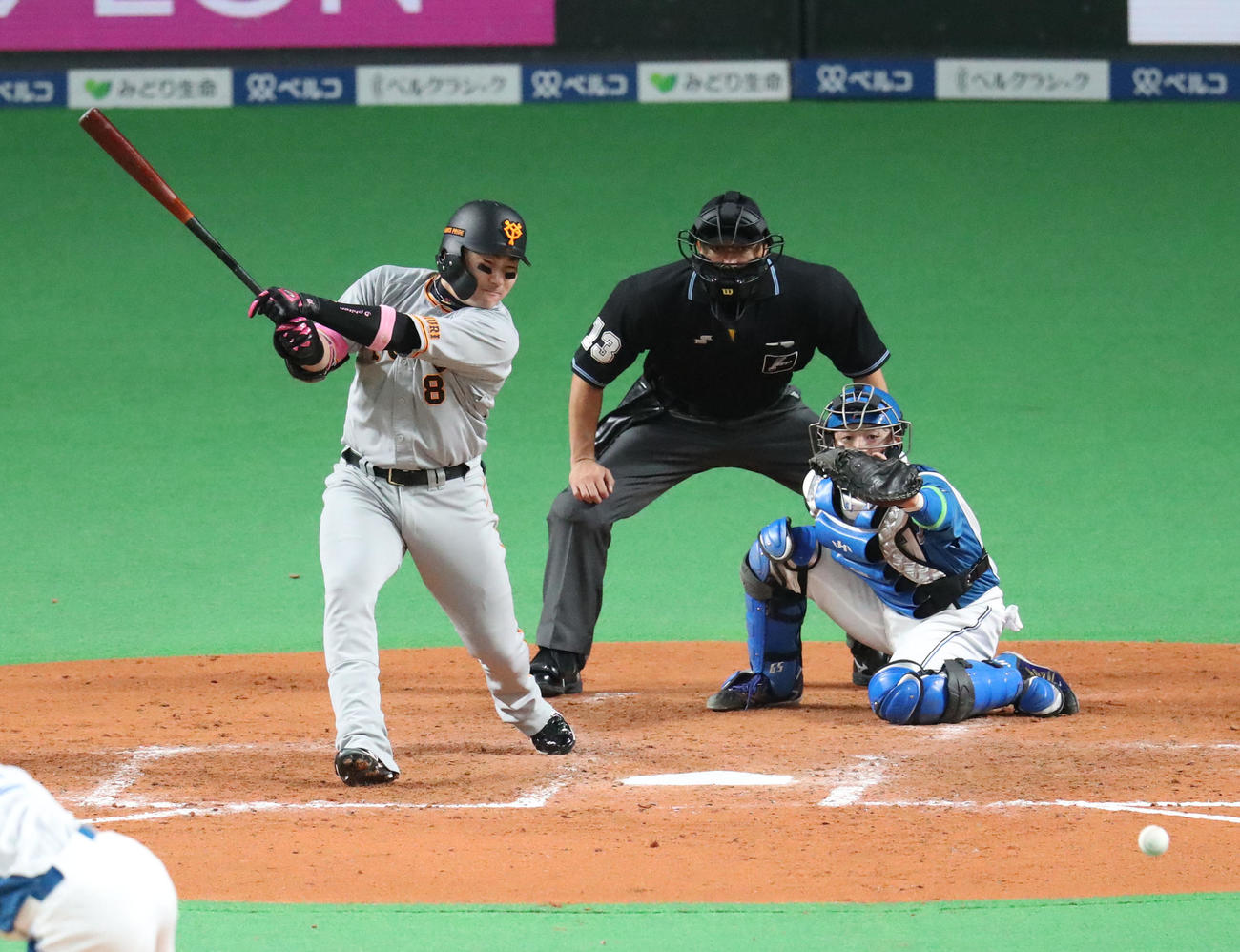 日本ハム対巨人　5回表巨人1死二、三塁、丸は遊ゴロを放つ（撮影・佐藤翔太）
