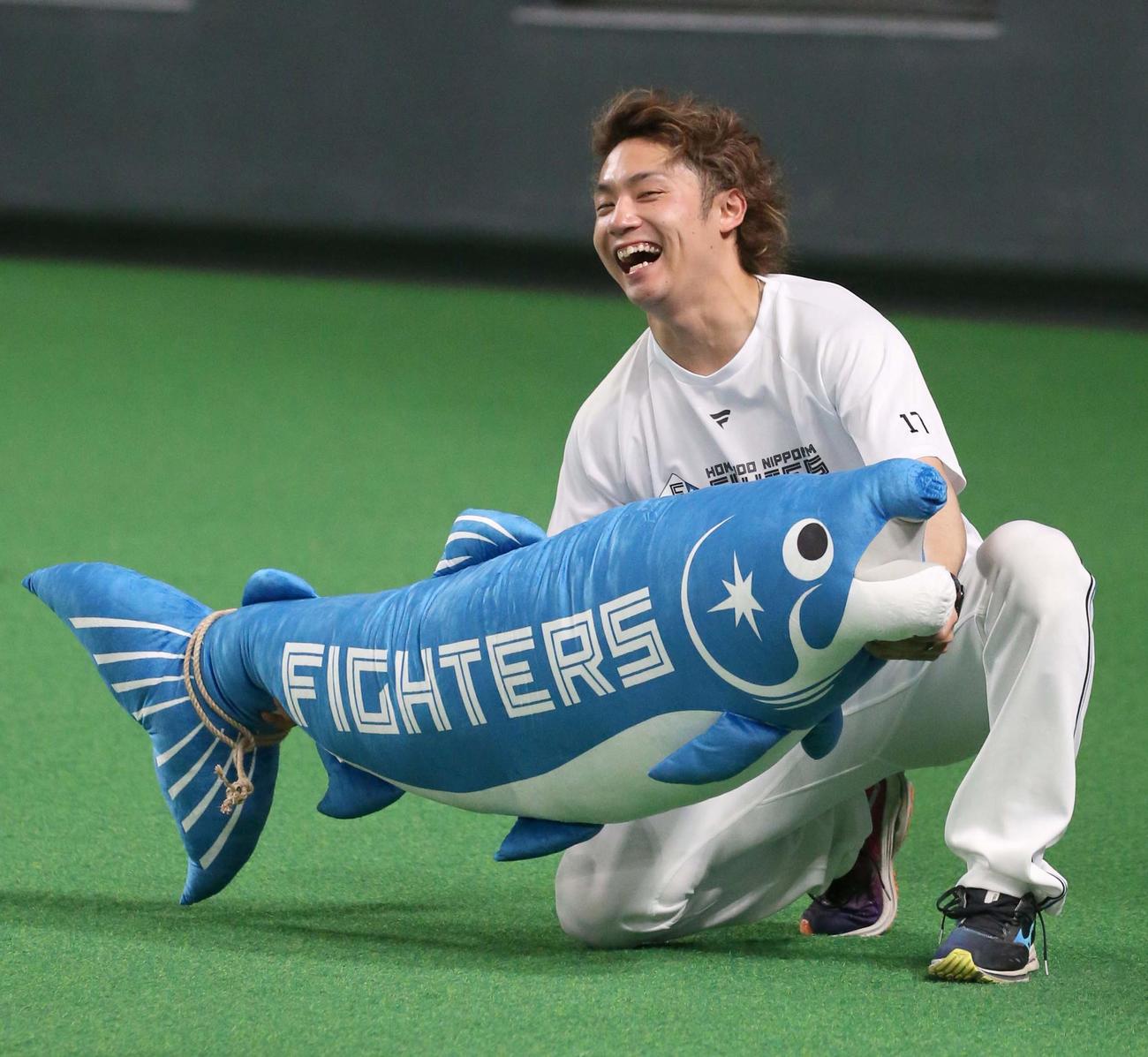 日本ハム対巨人　巨大しゃけまるを手に笑顔の伊藤（撮影・黒川智章）