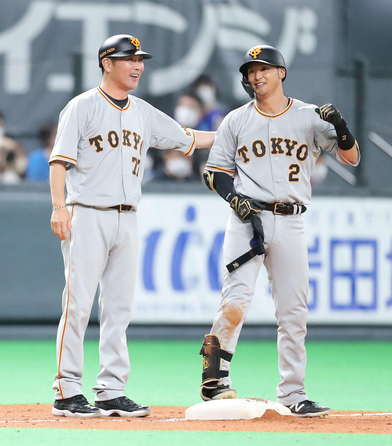 日本ハム対巨人　5回表巨人2死二塁、適時三塁打を放ちガッツポーズする吉川（右）と元木ヘッド兼オフェンスチーフコーチ（撮影・河田真司）